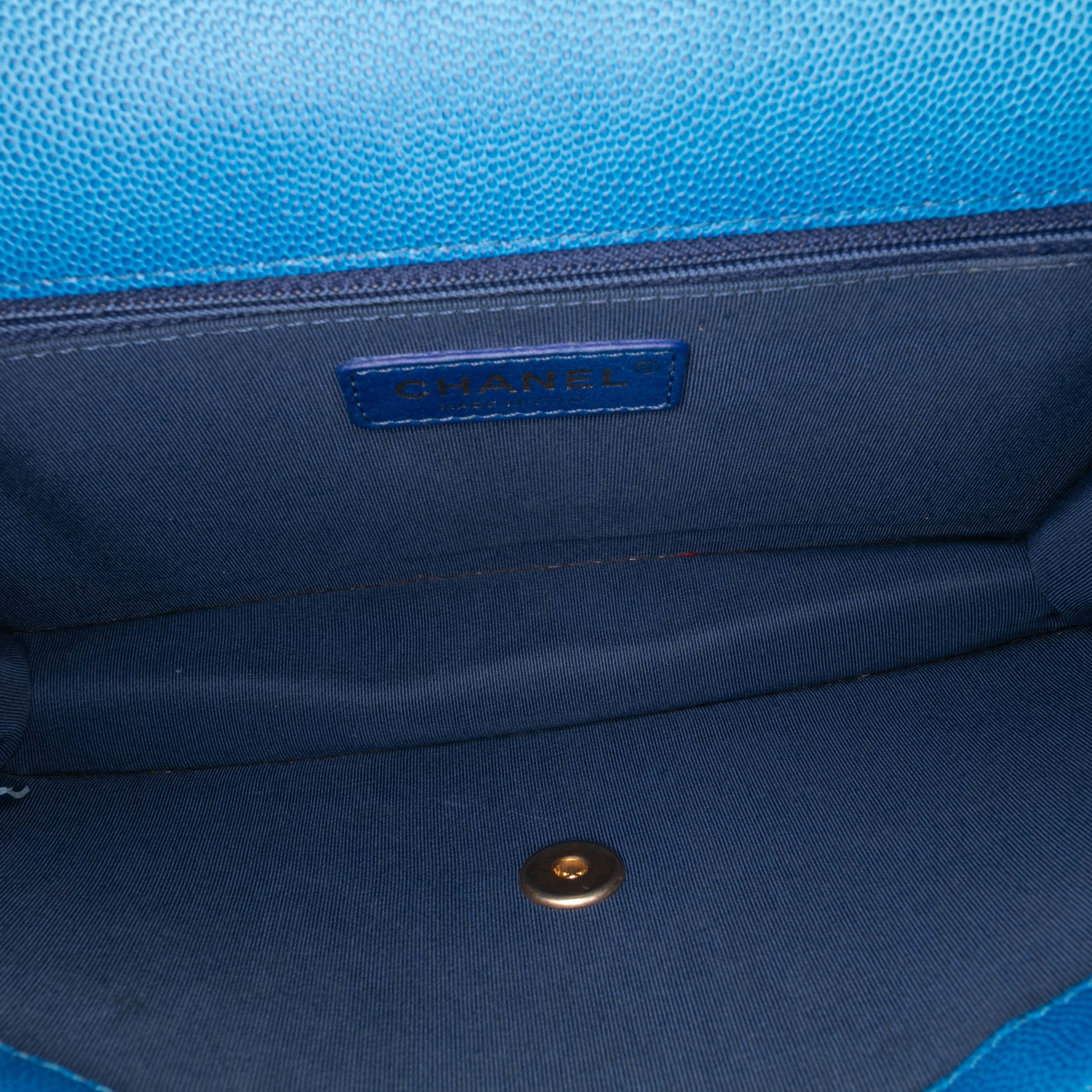 Chanel Medium Quilted Caviar Sunset On The Sea Flap, från Luxclusif, i färgen blue. Klicka för att öppna bilden i stort format