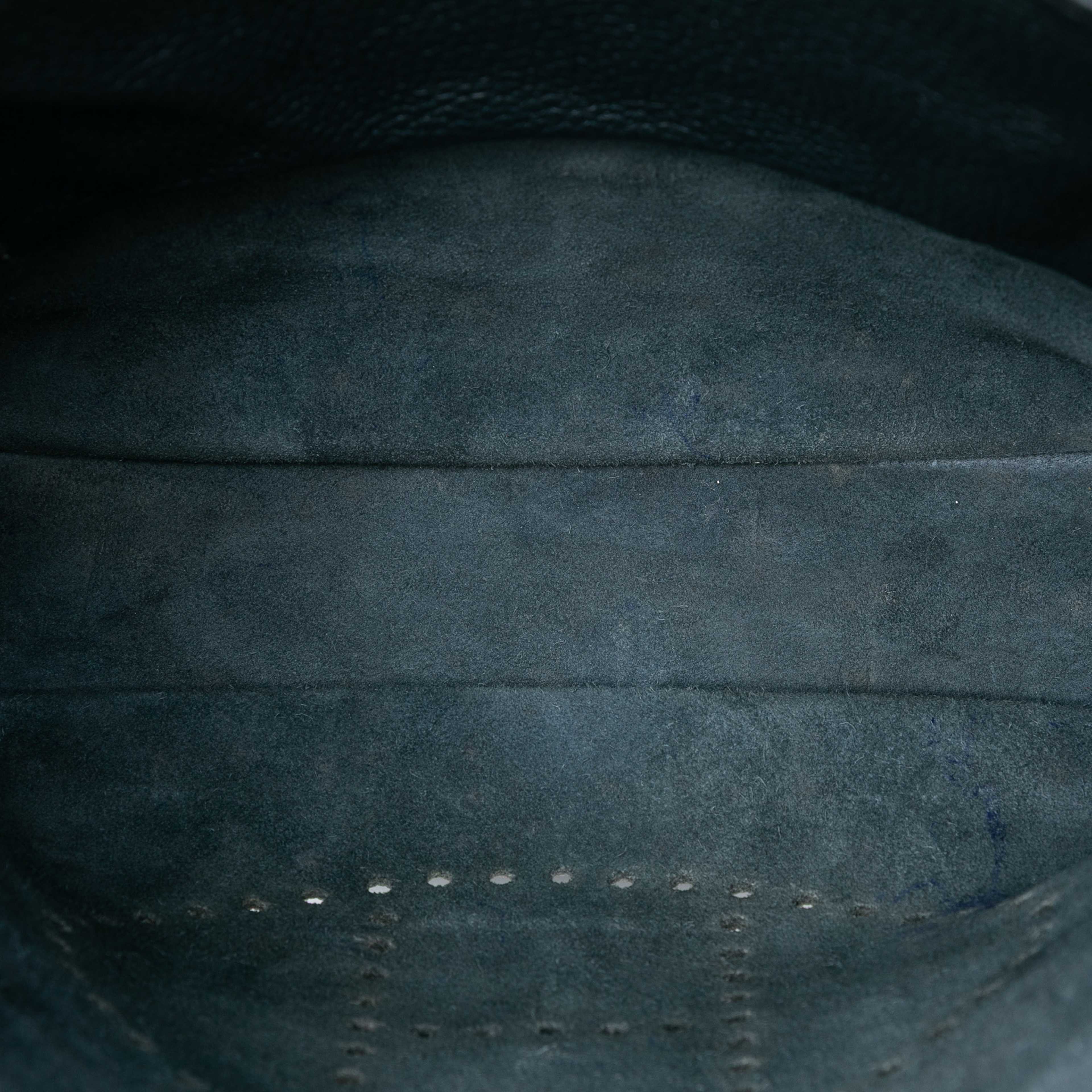 Hermès Clemence Evelyne Iii 29, från Luxclusif, i färgen navy. Klicka för att öppna bilden i stort format