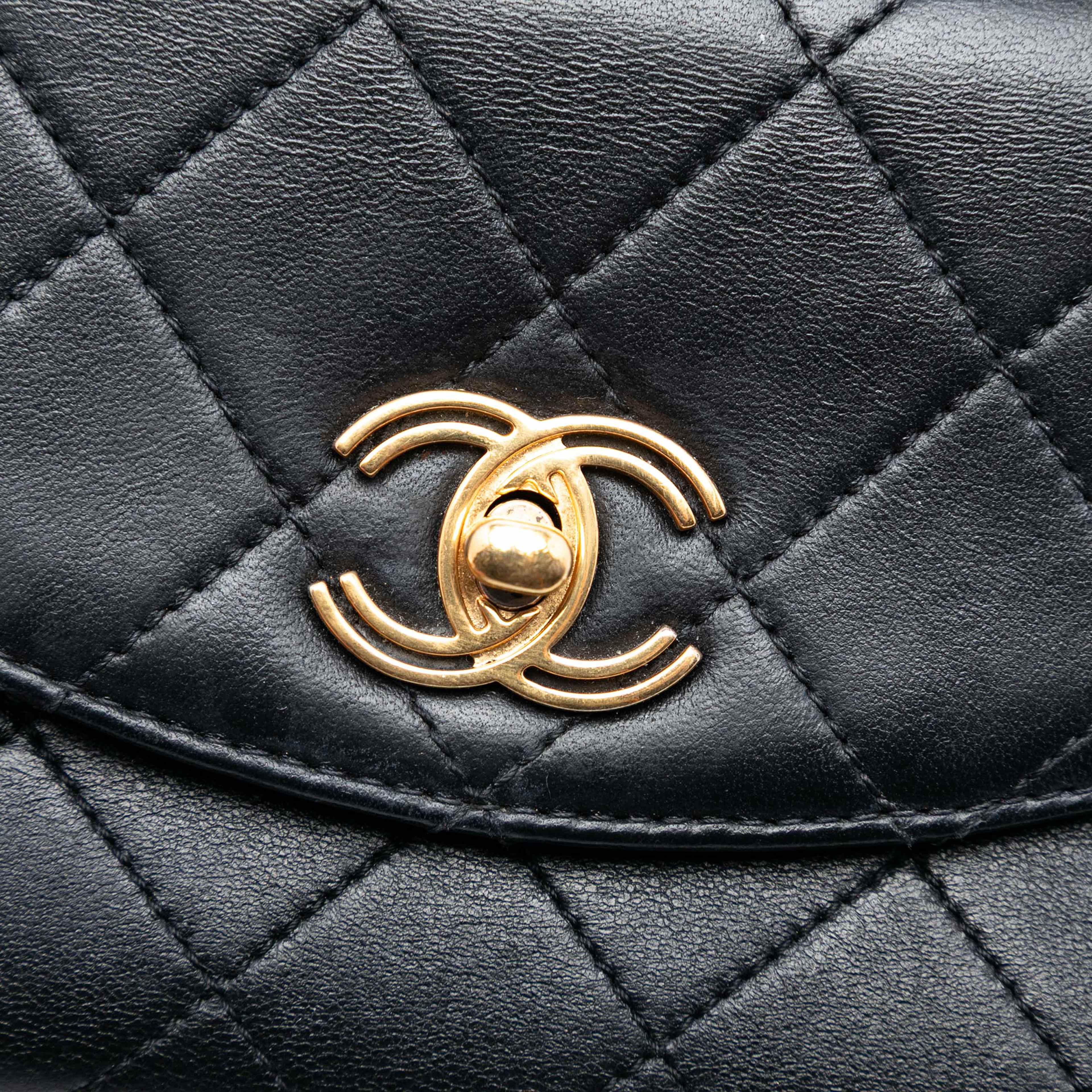 Chanel Small Quilted Lambskin Trendy Spirit Top Handle Bag, från Luxclusif, i färgen black. Klicka för att öppna bilden i stort format