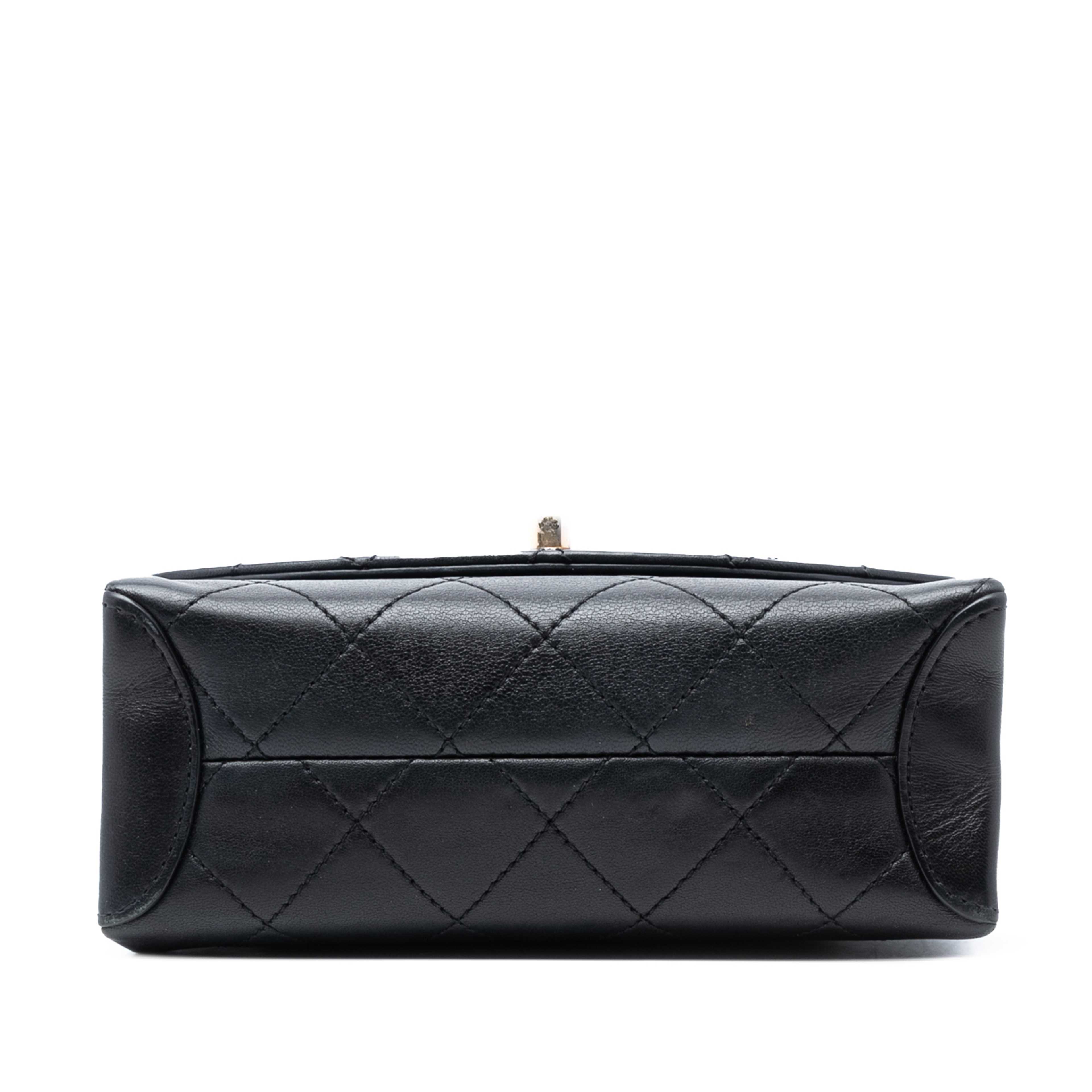 Chanel Small Quilted Lambskin Trendy Spirit Top Handle Bag, från Luxclusif, i färgen black. Klicka för att öppna bilden i stort format