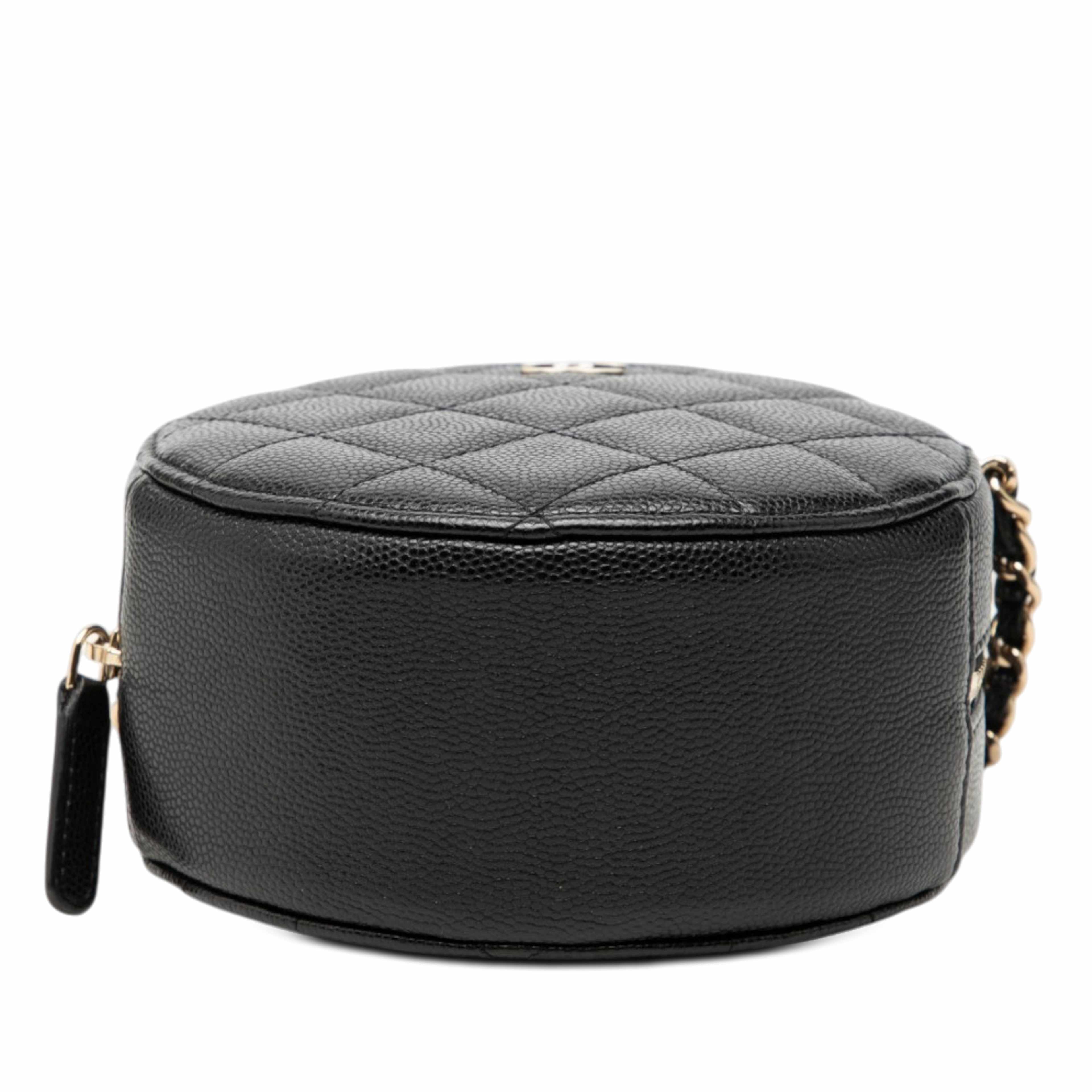 Chanel Cc Quilted Caviar Round Clutch With Chain, från Luxclusif, i färgen black. Klicka för att öppna bilden i stort format