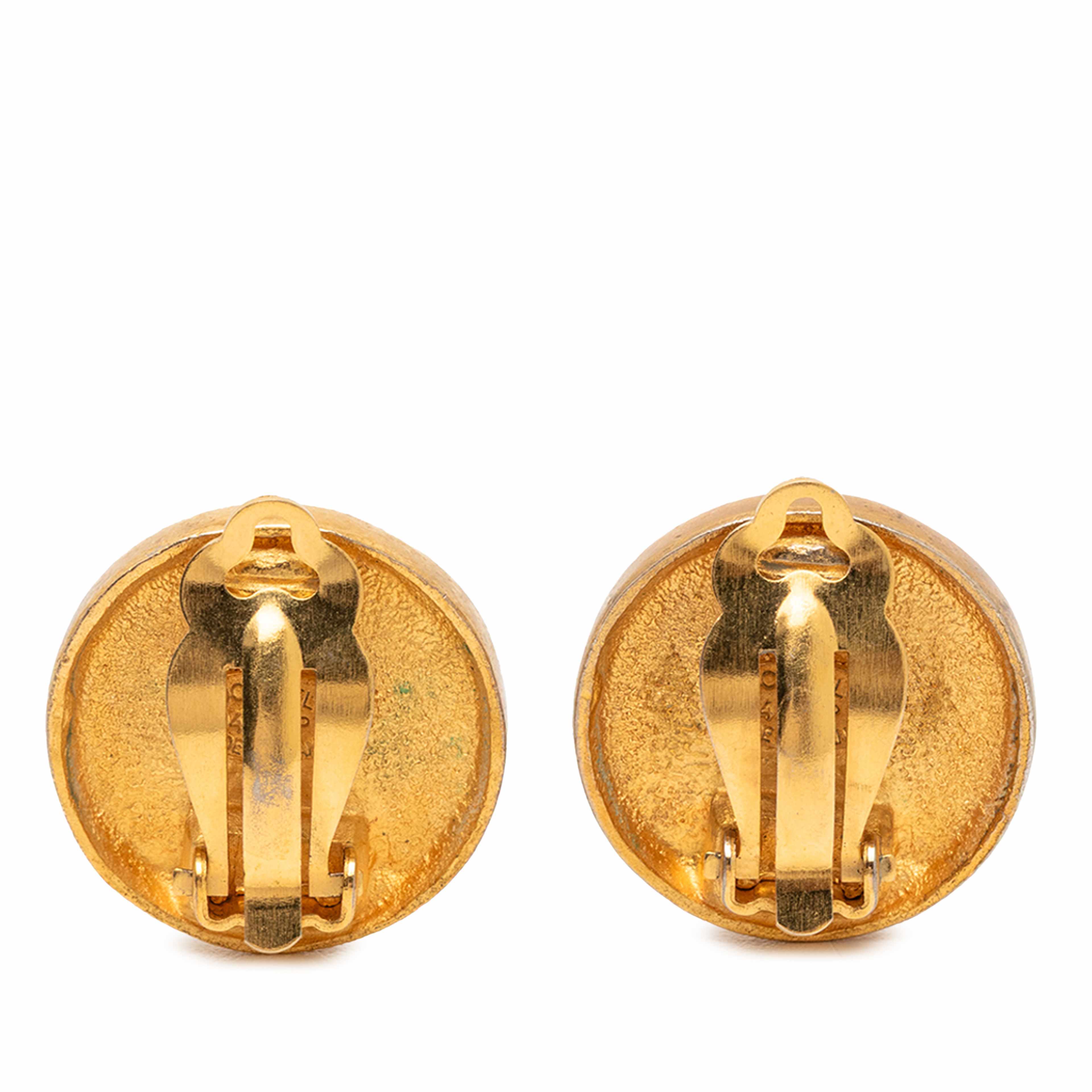 Chanel Gold Plated Cc Round Clip On Earrings, från Luxclusif, i färgen gold. Klicka för att öppna bilden i stort format