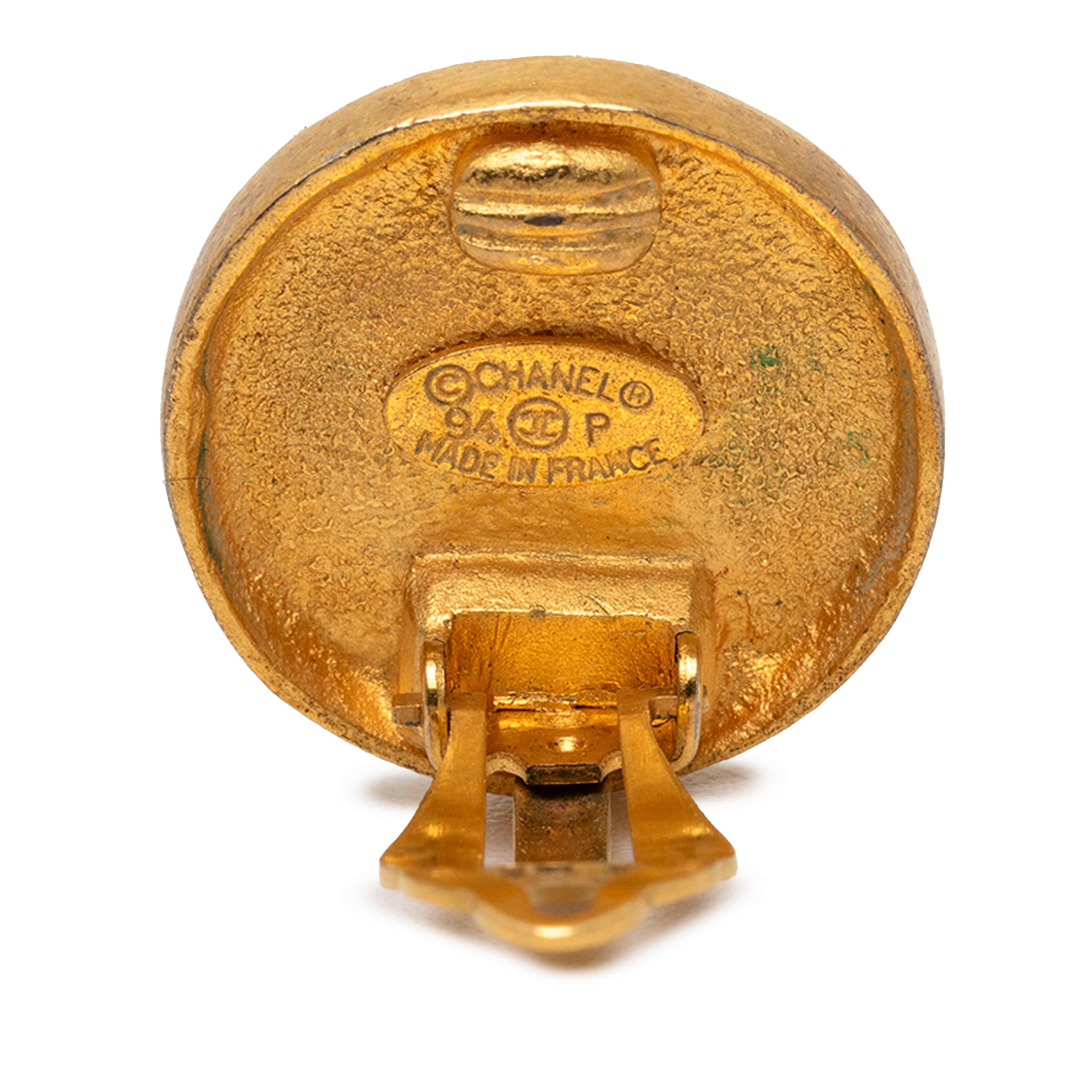 Chanel Gold Plated Cc Round Clip On Earrings, från Luxclusif, i färgen gold. Klicka för att öppna bilden i stort format