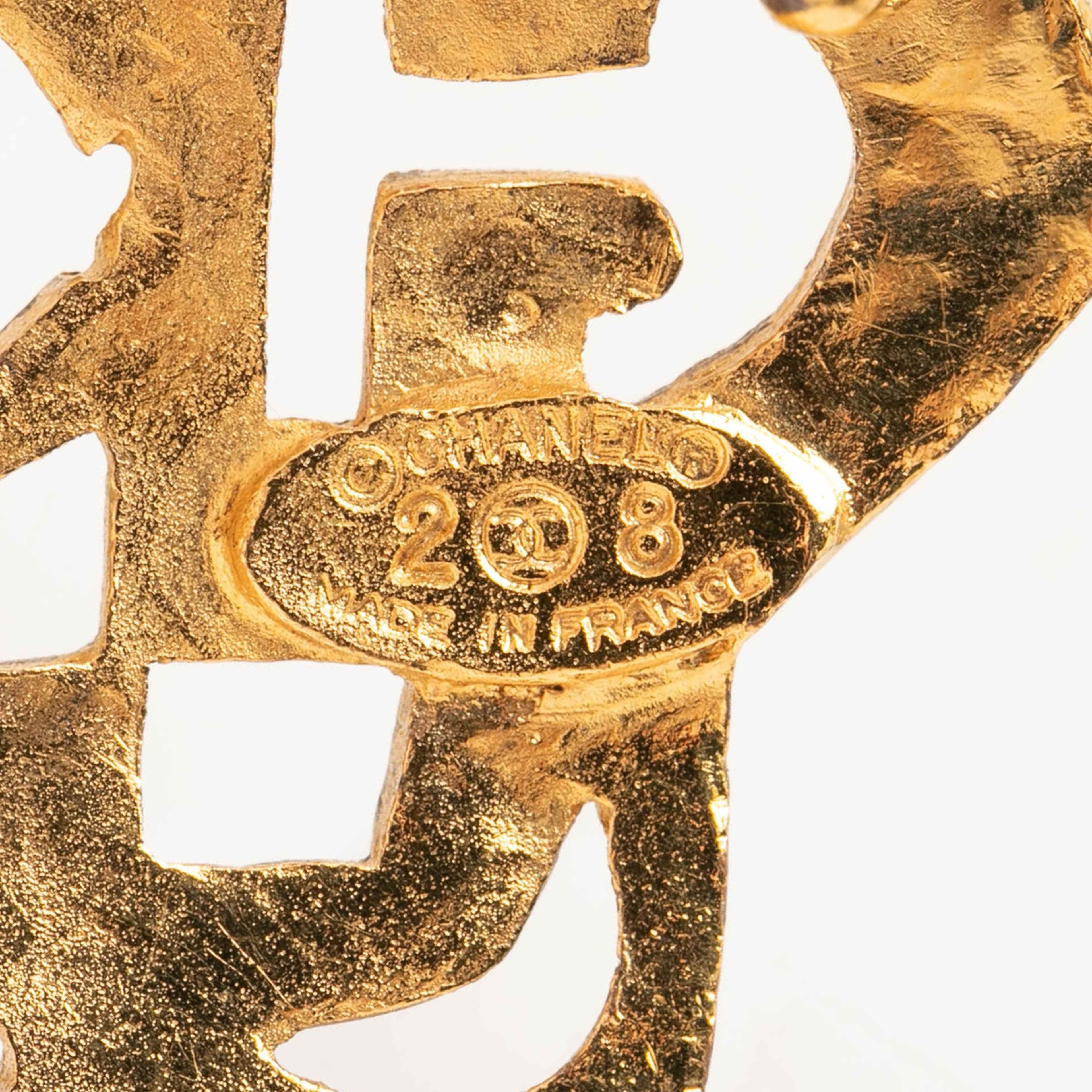 Chanel Cc Gold Plated Filigree Brooch, från Luxclusif, i färgen guld. Klicka för att öppna bilden i stort format
