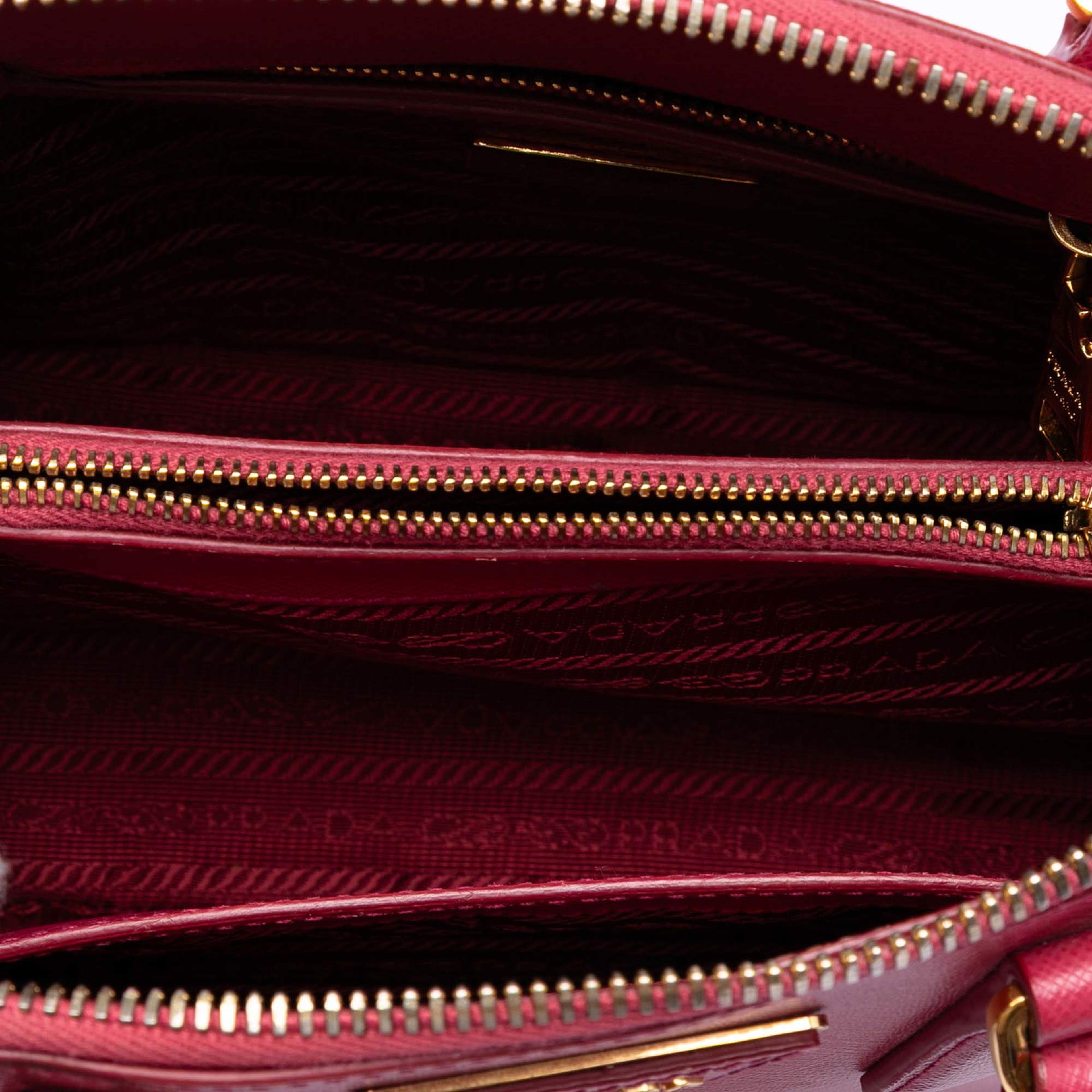 Prada Small Saffiano Lux Promenade Satchel, från Luxclusif, i färgen pink. Klicka för att öppna bilden i stort format