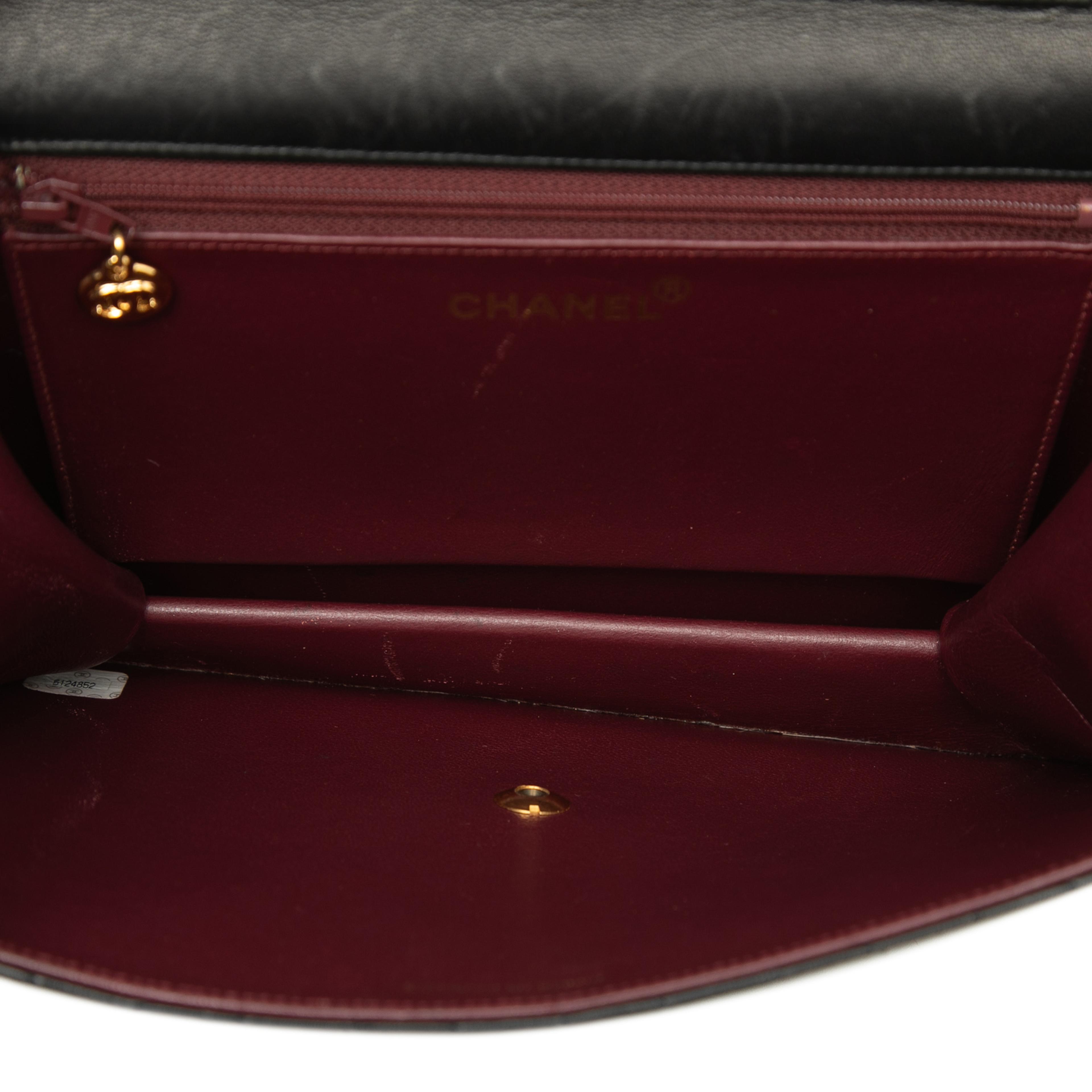 Chanel Medium Cc Quilted Lambskin Single Flap, från Luxclusif, i färgen black. Klicka för att öppna bilden i stort format