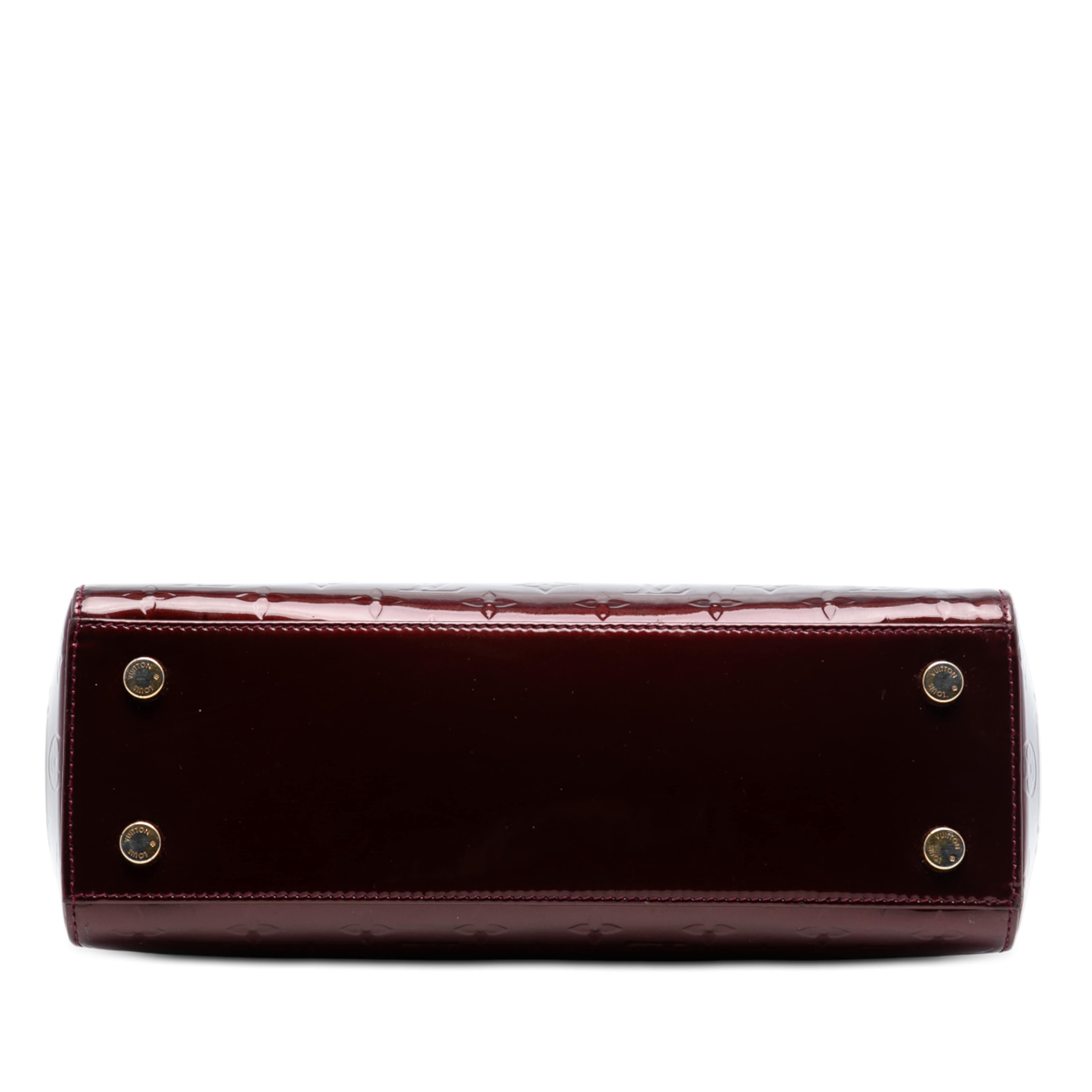 Louis Vuitton Monogram Vernis Brea Mm, från Luxclusif, i färgen bordeaux. Klicka för att öppna bilden i stort format