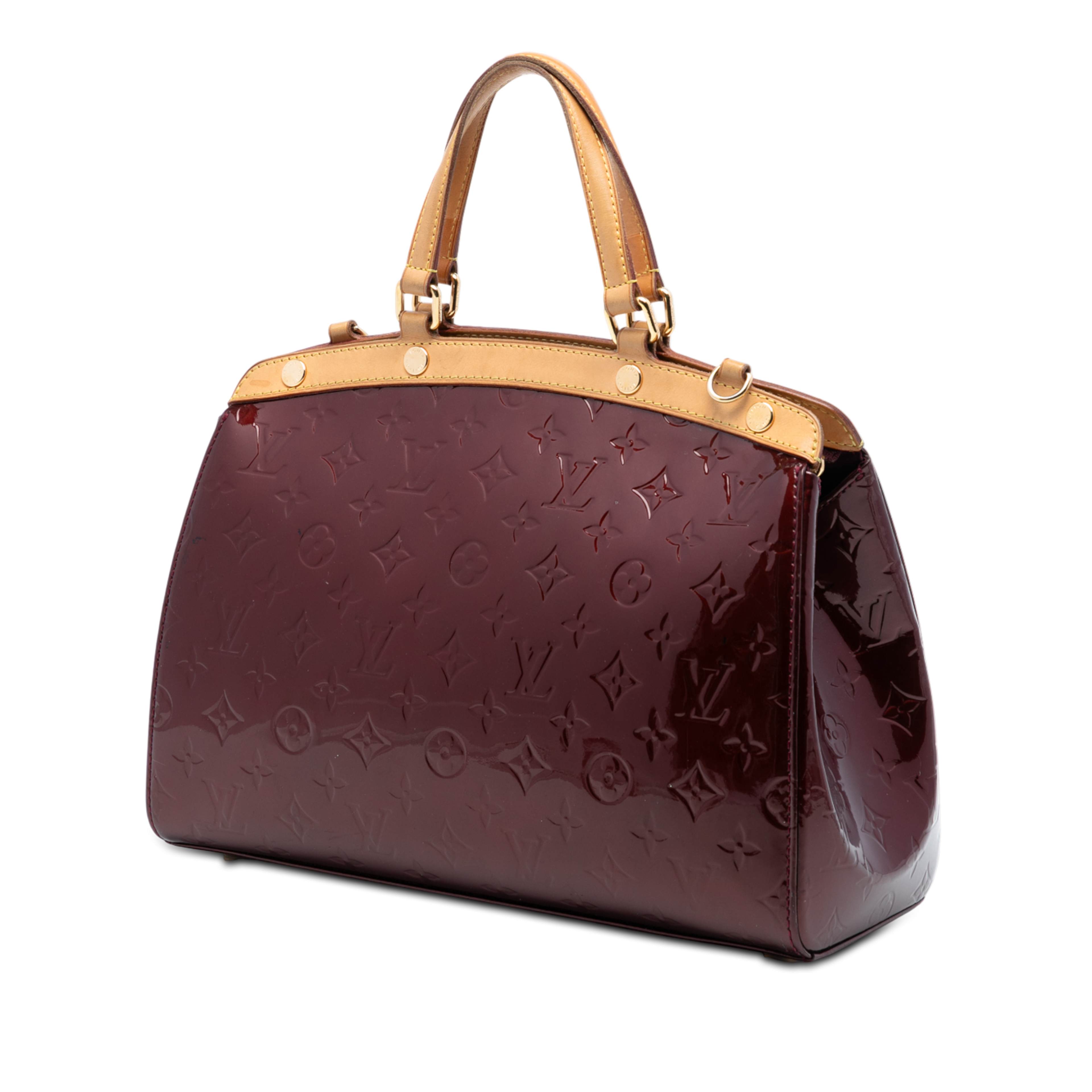 Louis Vuitton Monogram Vernis Brea Mm, från Luxclusif, i färgen bordeaux. Klicka för att öppna bilden i stort format