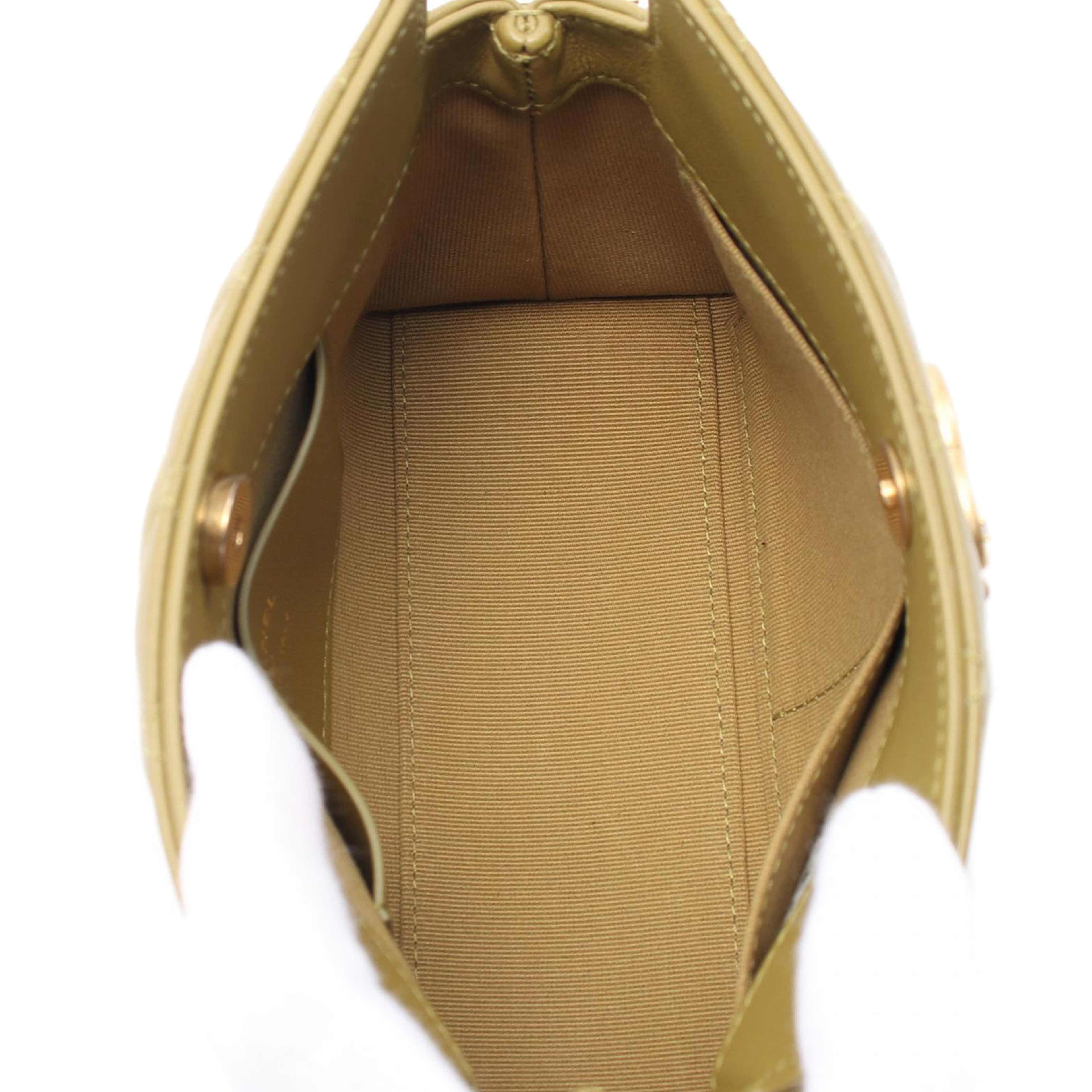 Chanel Quilted Lambskin Leo Shoulder Bag, från Luxclusif, i färgen olive green. Klicka för att öppna bilden i stort format