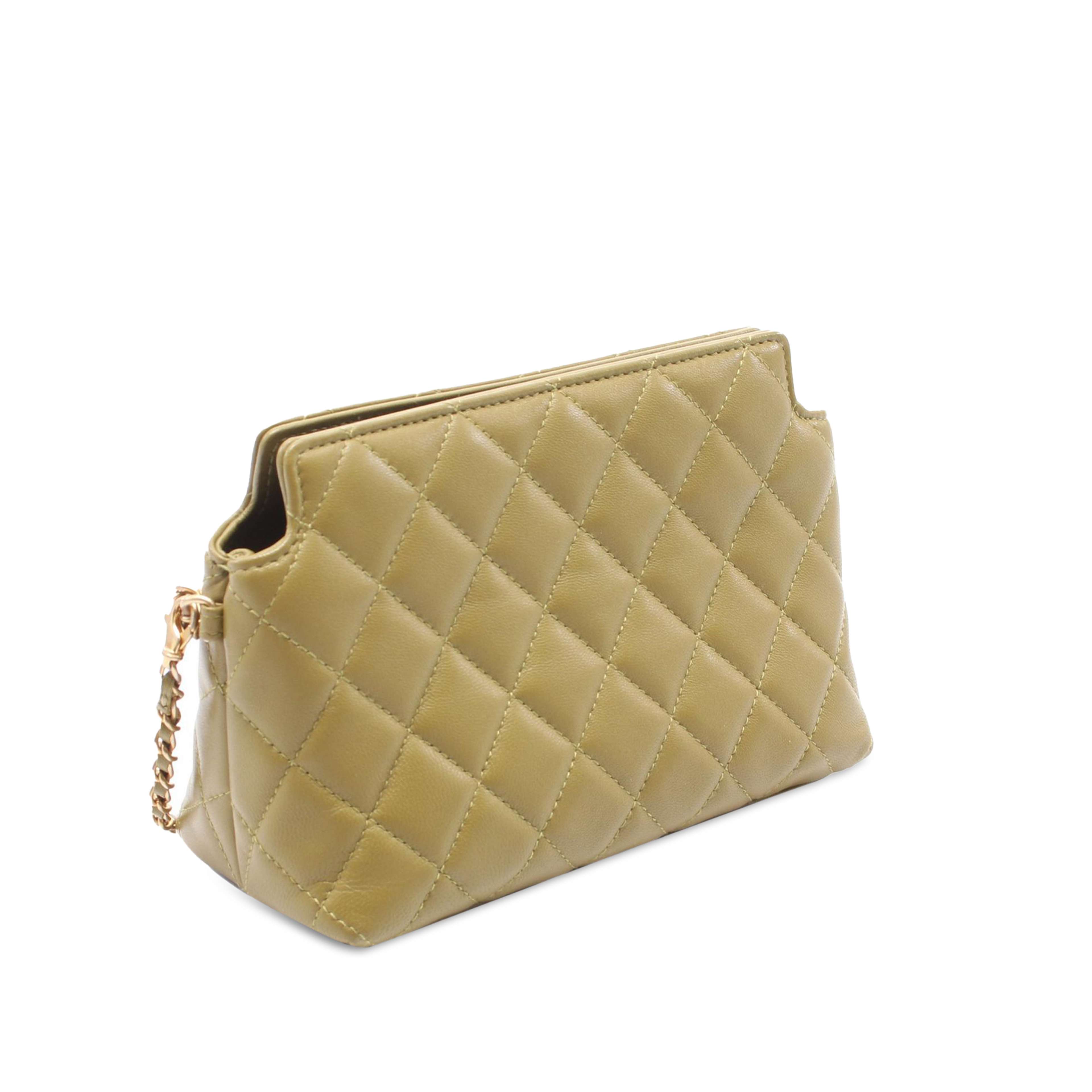 Chanel Quilted Lambskin Leo Shoulder Bag, från Luxclusif, i färgen olive green. Klicka för att öppna bilden i stort format