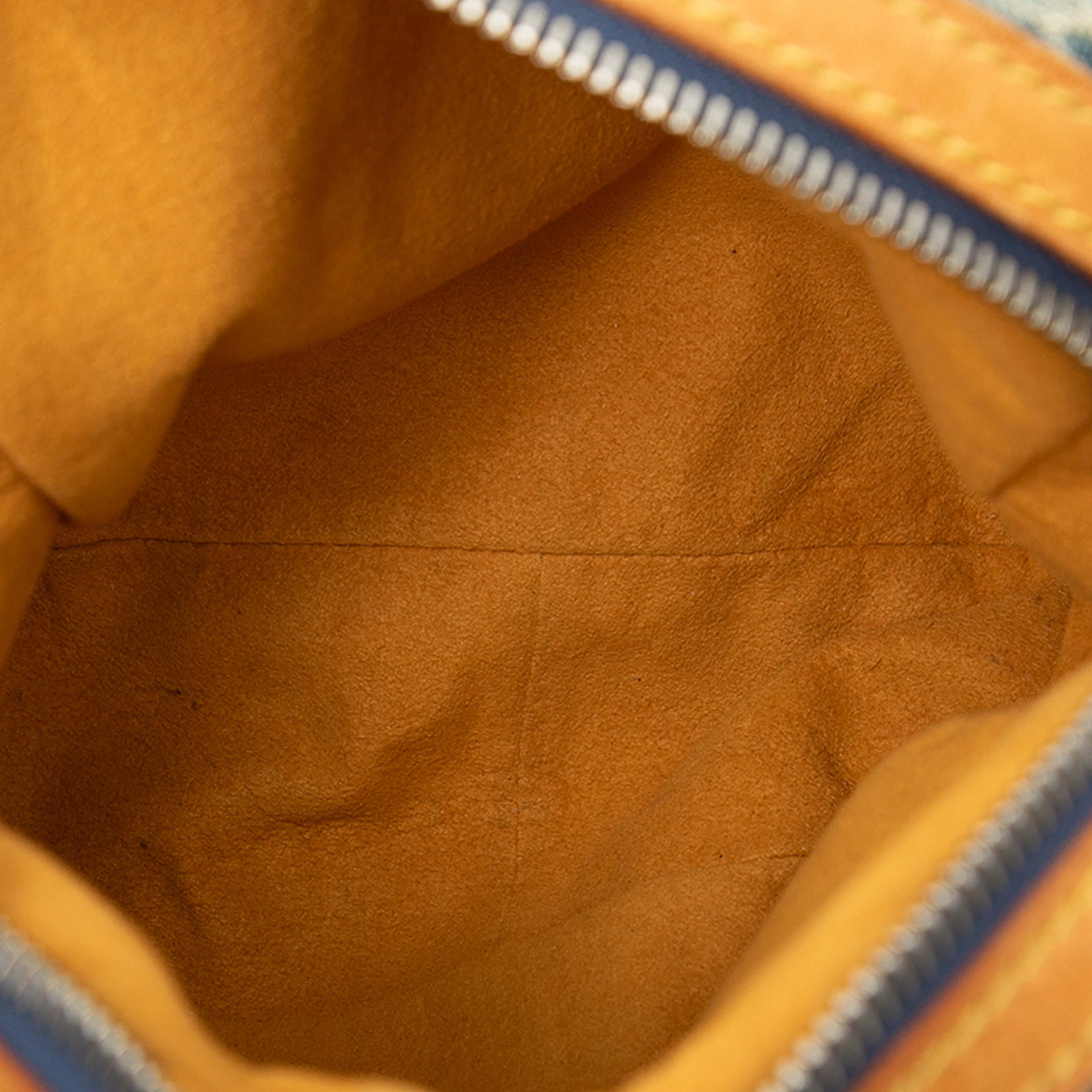 Louis Vuitton Monogram Denim Camera Bag, från Luxclusif, i färgen blå. Klicka för att öppna bilden i stort format