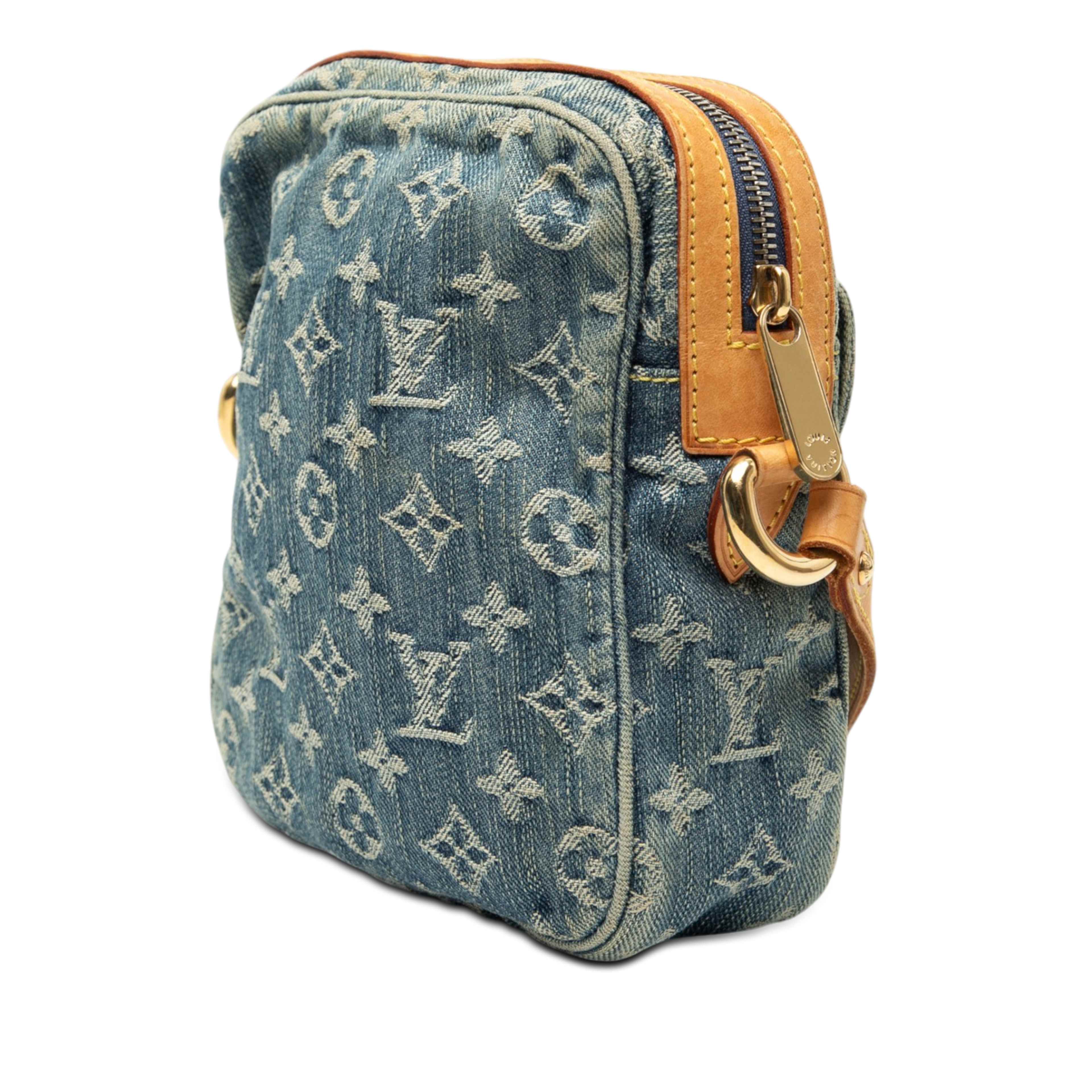 Louis Vuitton Monogram Denim Camera Bag, från Luxclusif, i färgen blå. Klicka för att öppna bilden i stort format