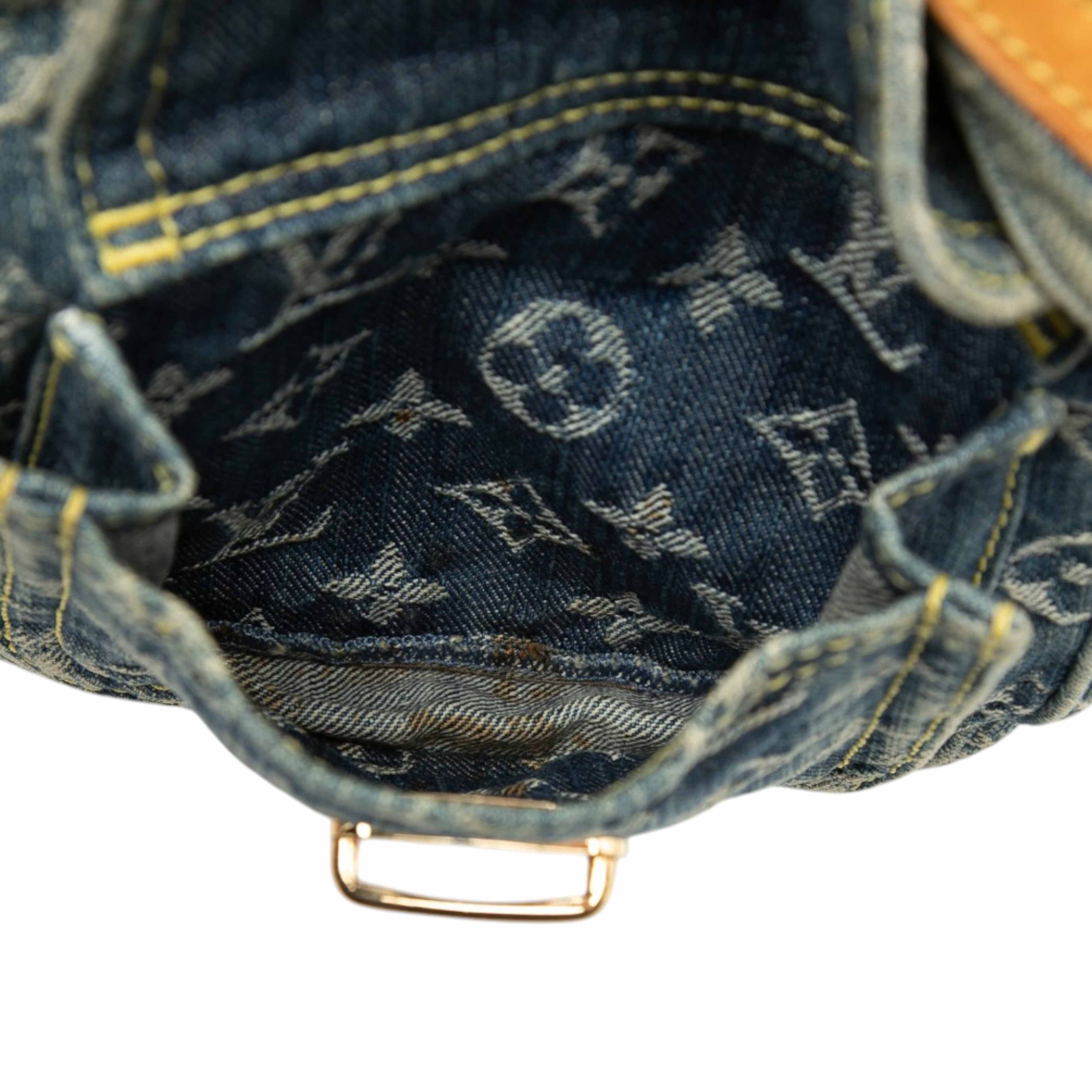Louis Vuitton Monogram Denim Camera Bag, från Luxclusif, i färgen blå. Klicka för att öppna bilden i stort format