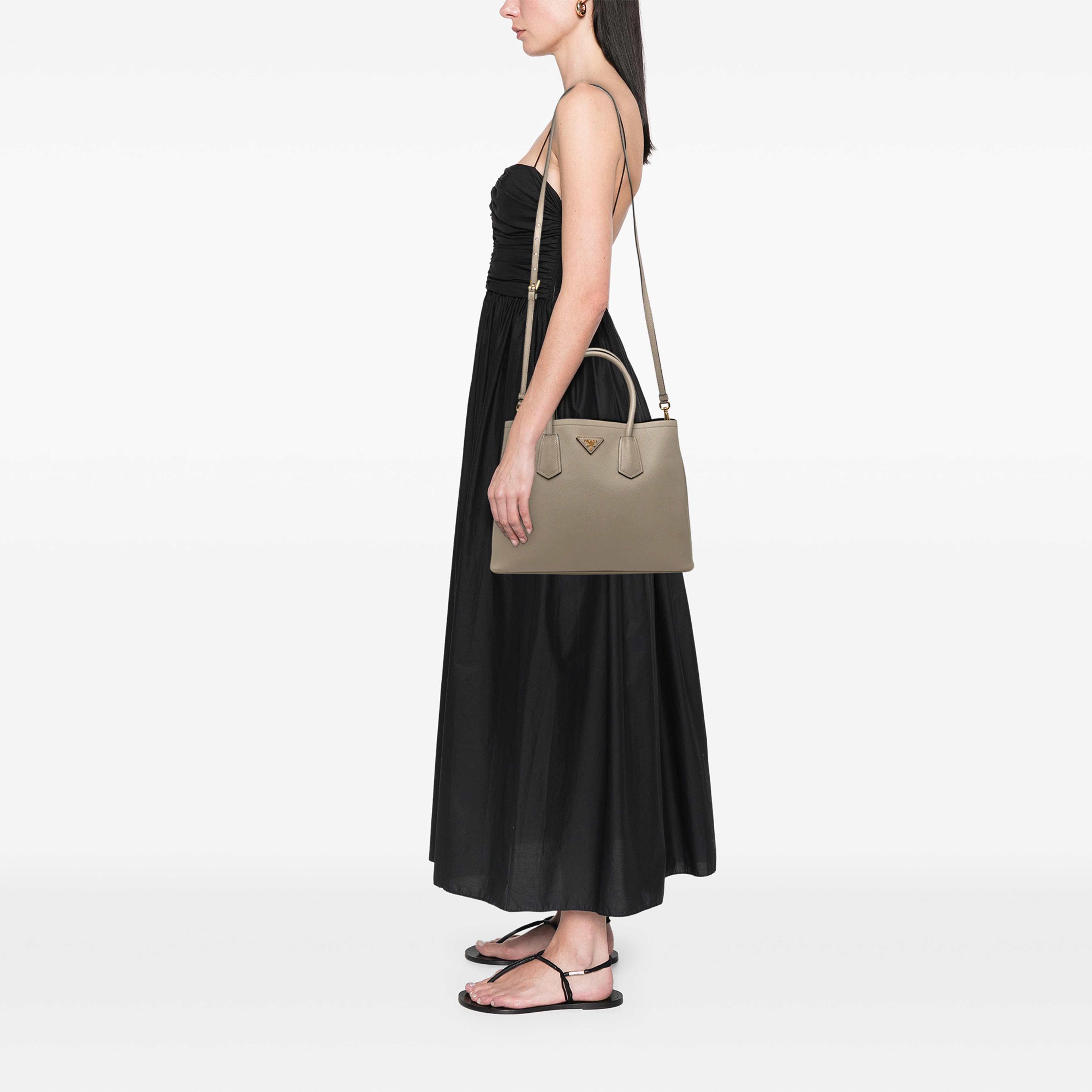Prada Medium Saffiano Cuir Double Satchel, från Luxclusif, i färgen grå. Klicka för att öppna bilden i stort format