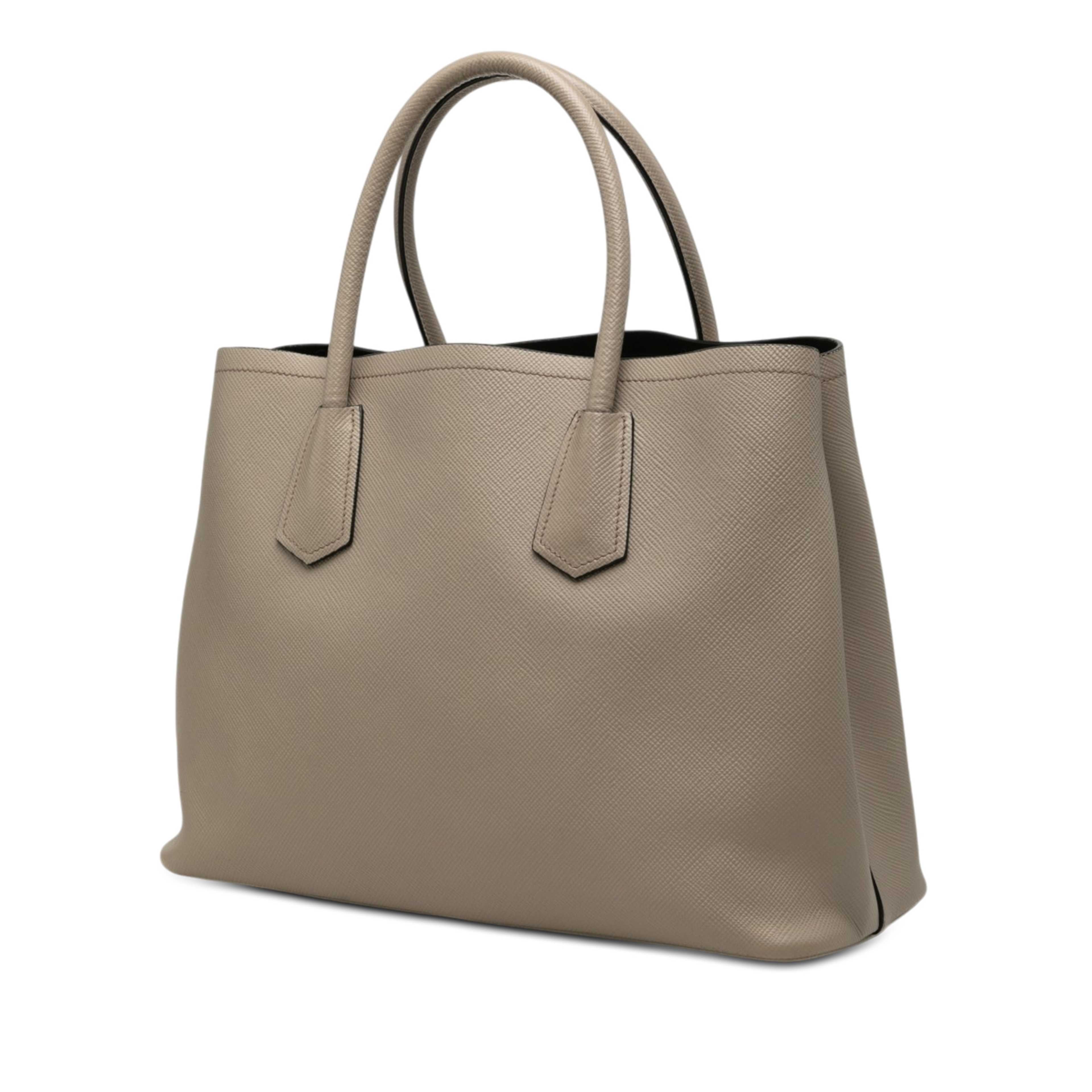 Prada Medium Saffiano Cuir Double Satchel, från Luxclusif, i färgen grå. Klicka för att öppna bilden i stort format