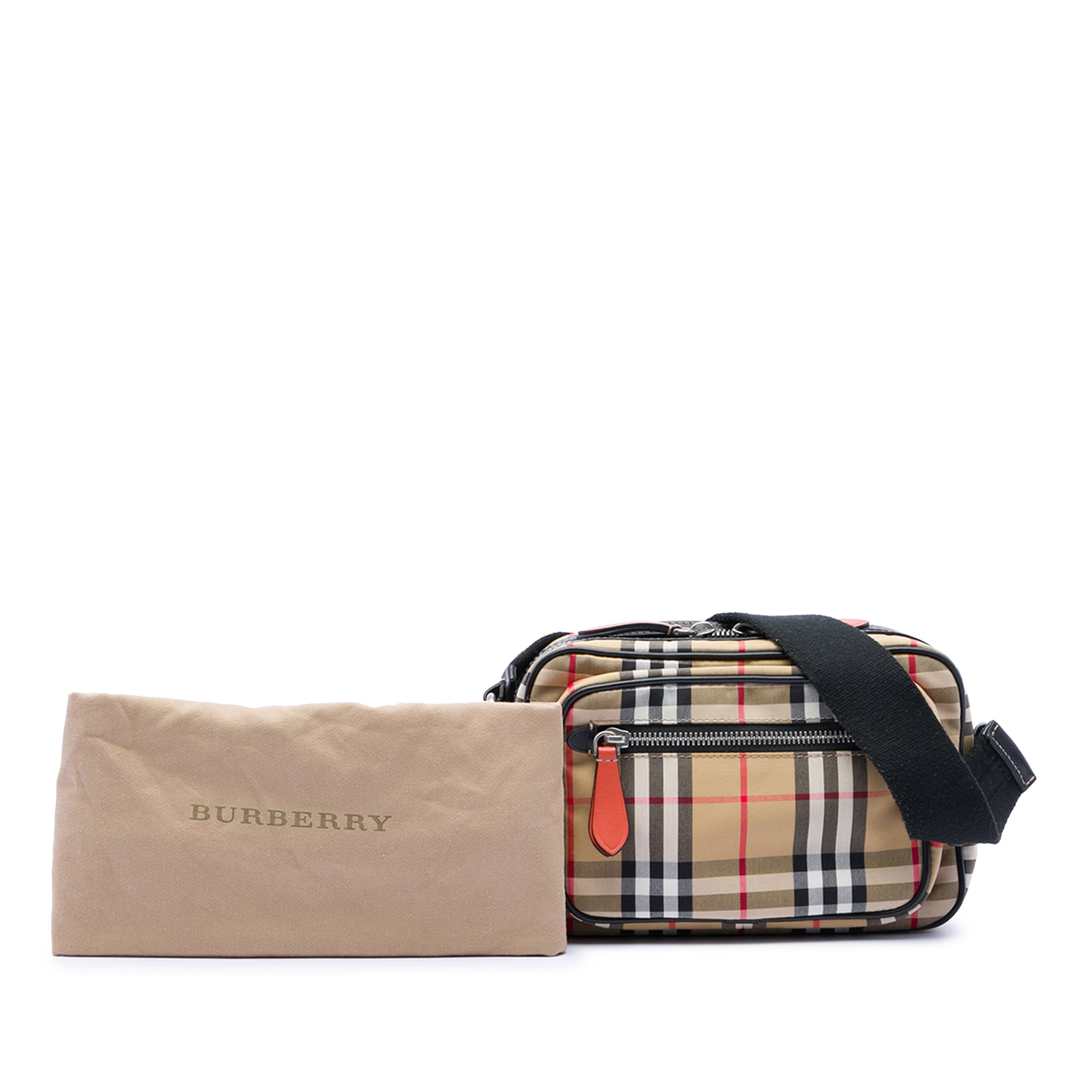 Burberry House Check Canvas Paddy Crossbody, från Luxclusif, i färgen beige. Klicka för att öppna bilden i stort format