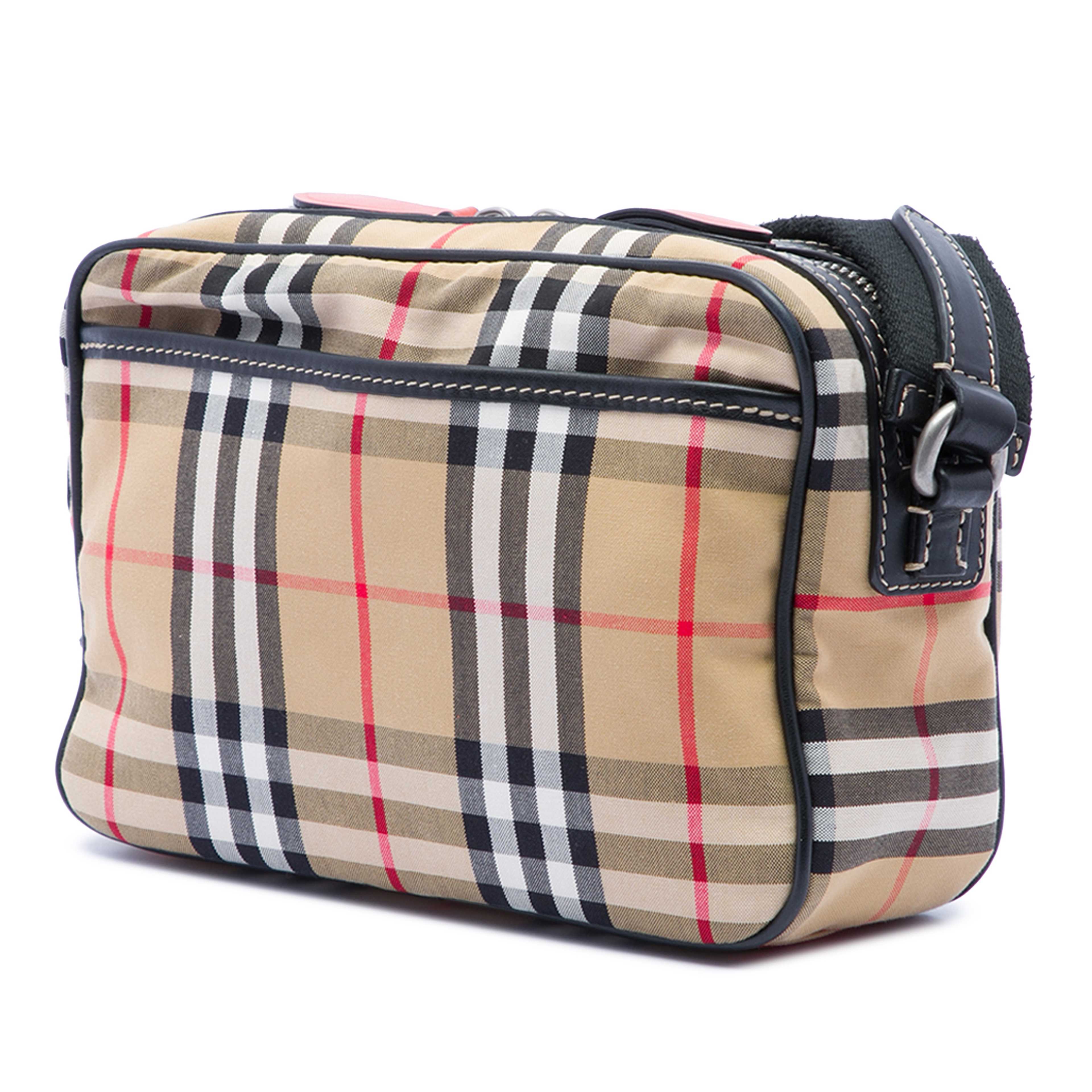 Burberry House Check Canvas Paddy Crossbody, från Luxclusif, i färgen beige. Klicka för att öppna bilden i stort format
