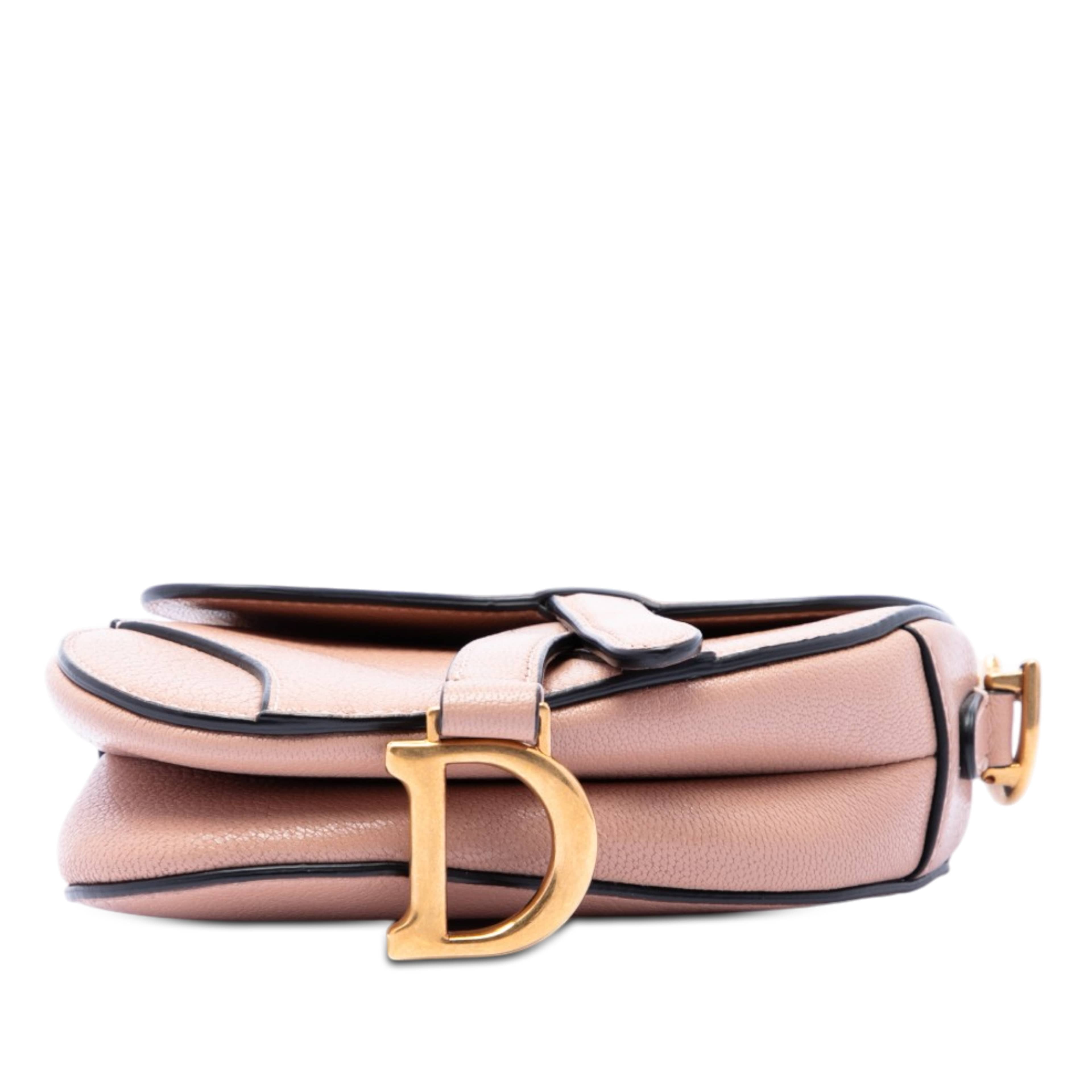 Dior Micro Goatskin Saddle Bag, från Luxclusif, i färgen nude. Klicka för att öppna bilden i stort format