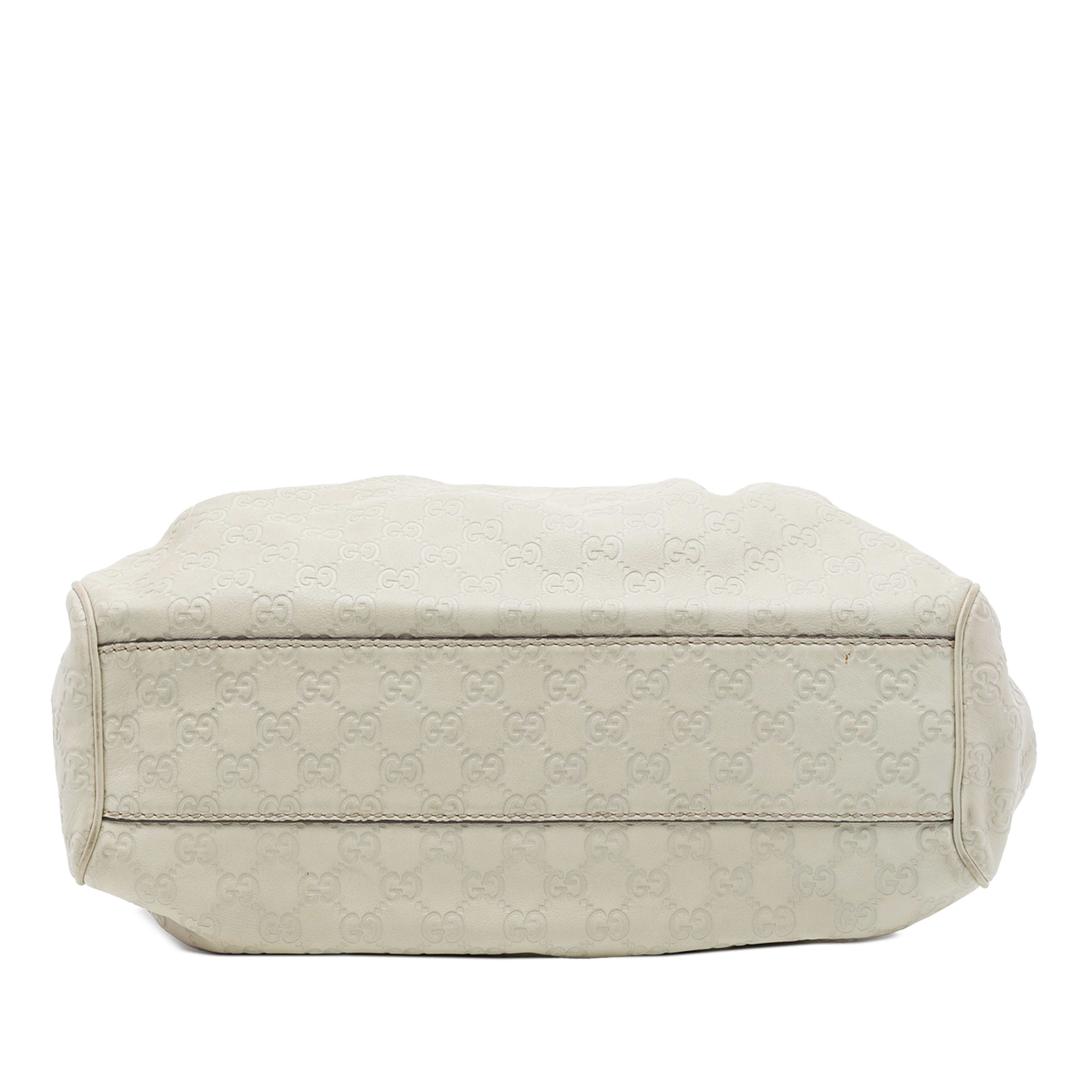 Gucci Medium Guccissima Sukey Tote, från Luxclusif, i färgen vit. Klicka för att öppna bilden i stort format