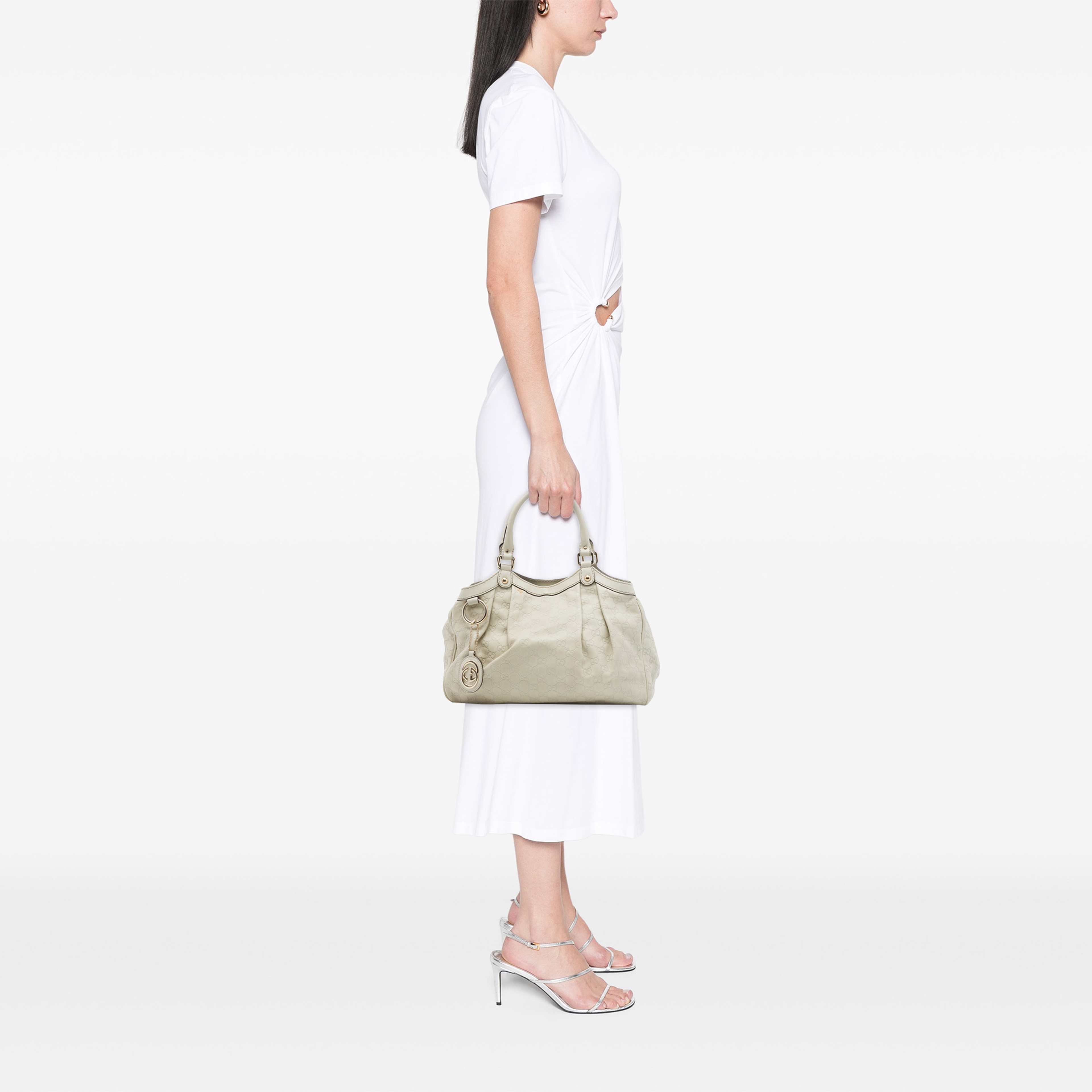 Gucci Medium Guccissima Sukey Tote, från Luxclusif, i färgen vit. Klicka för att öppna bilden i stort format