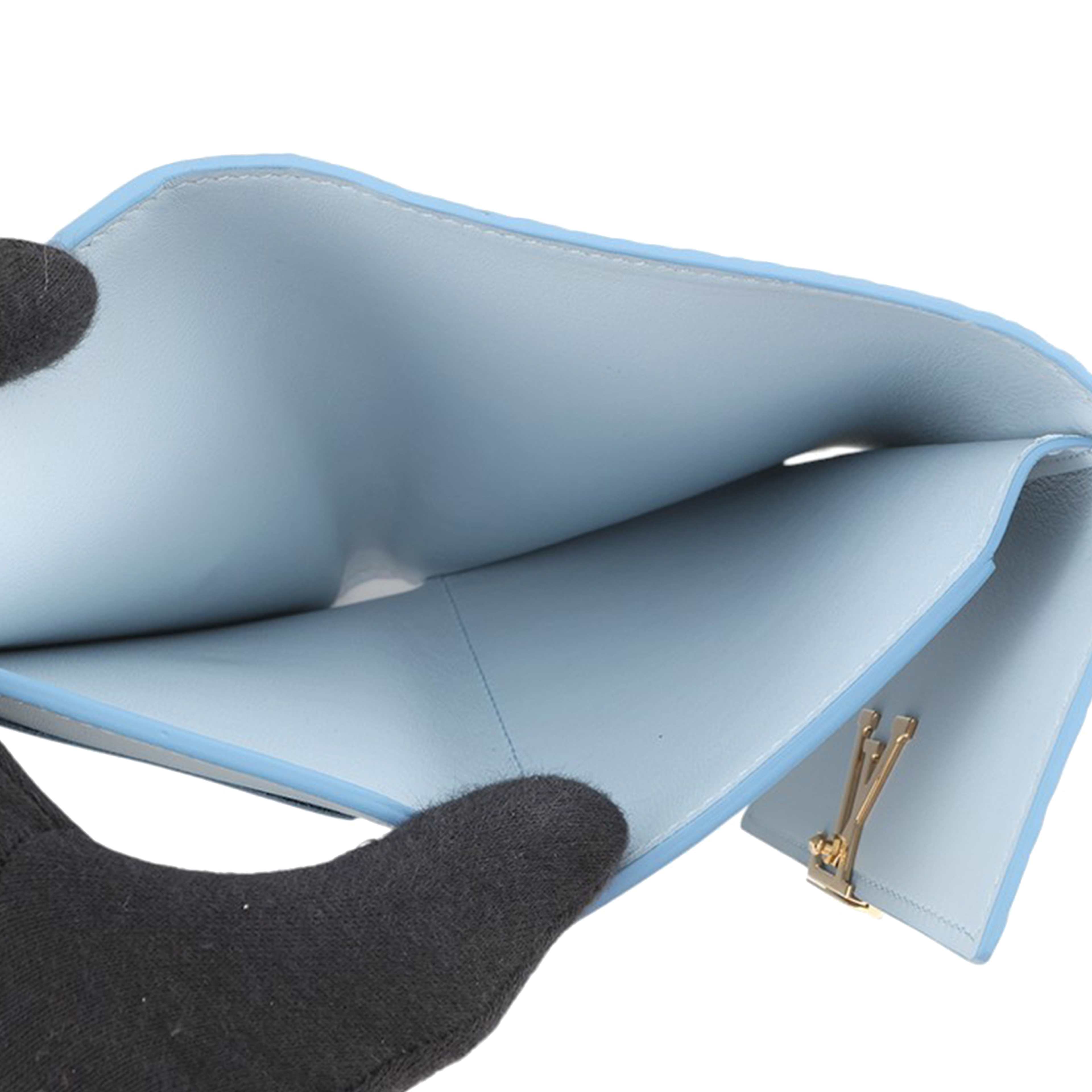 Louis Vuitton Taurillon Capucines Compact Wallet, från Luxclusif, i färgen lilac. Klicka för att öppna bilden i stort format