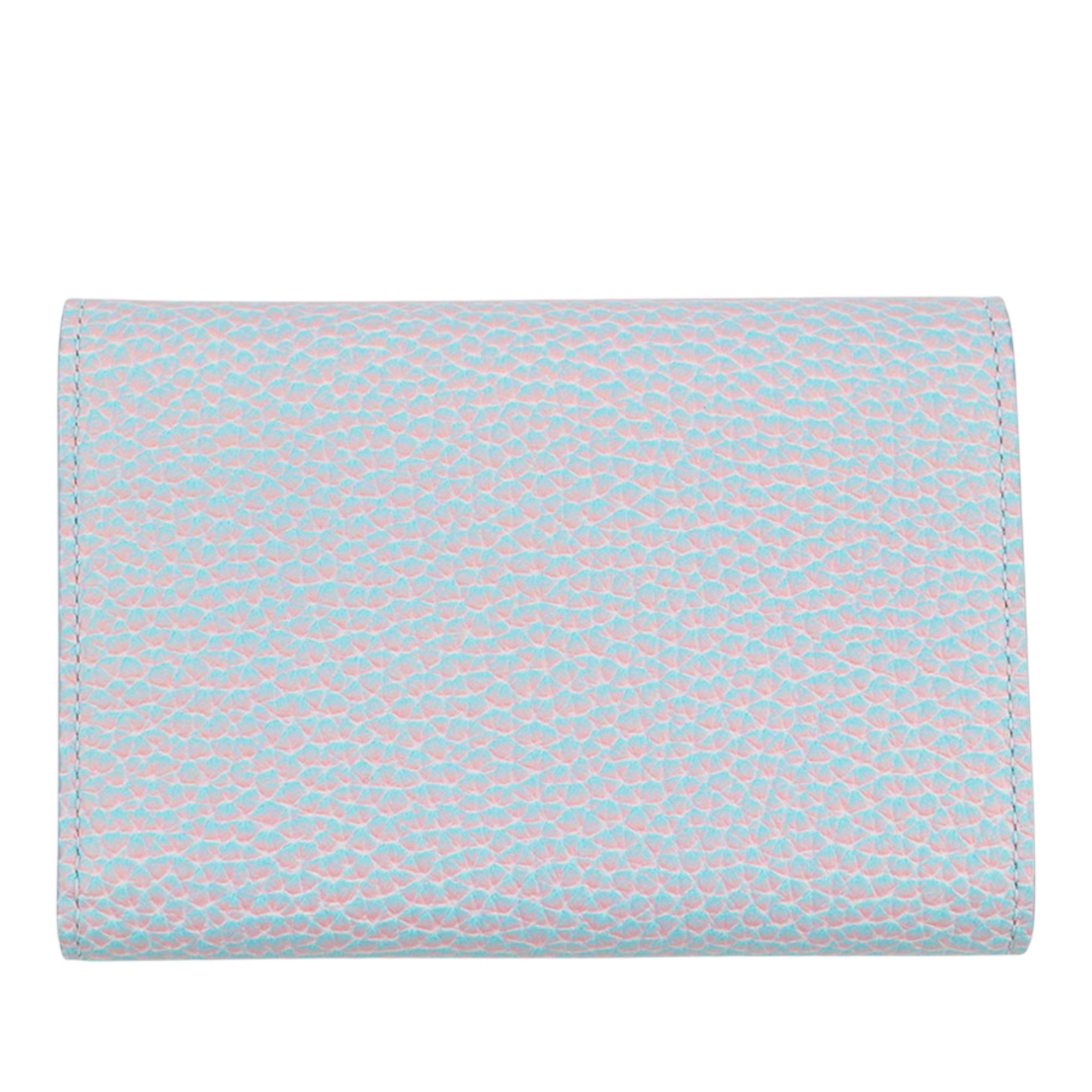 Louis Vuitton Taurillon Capucines Compact Wallet, från Luxclusif, i färgen lilac. Klicka för att öppna bilden i stort format