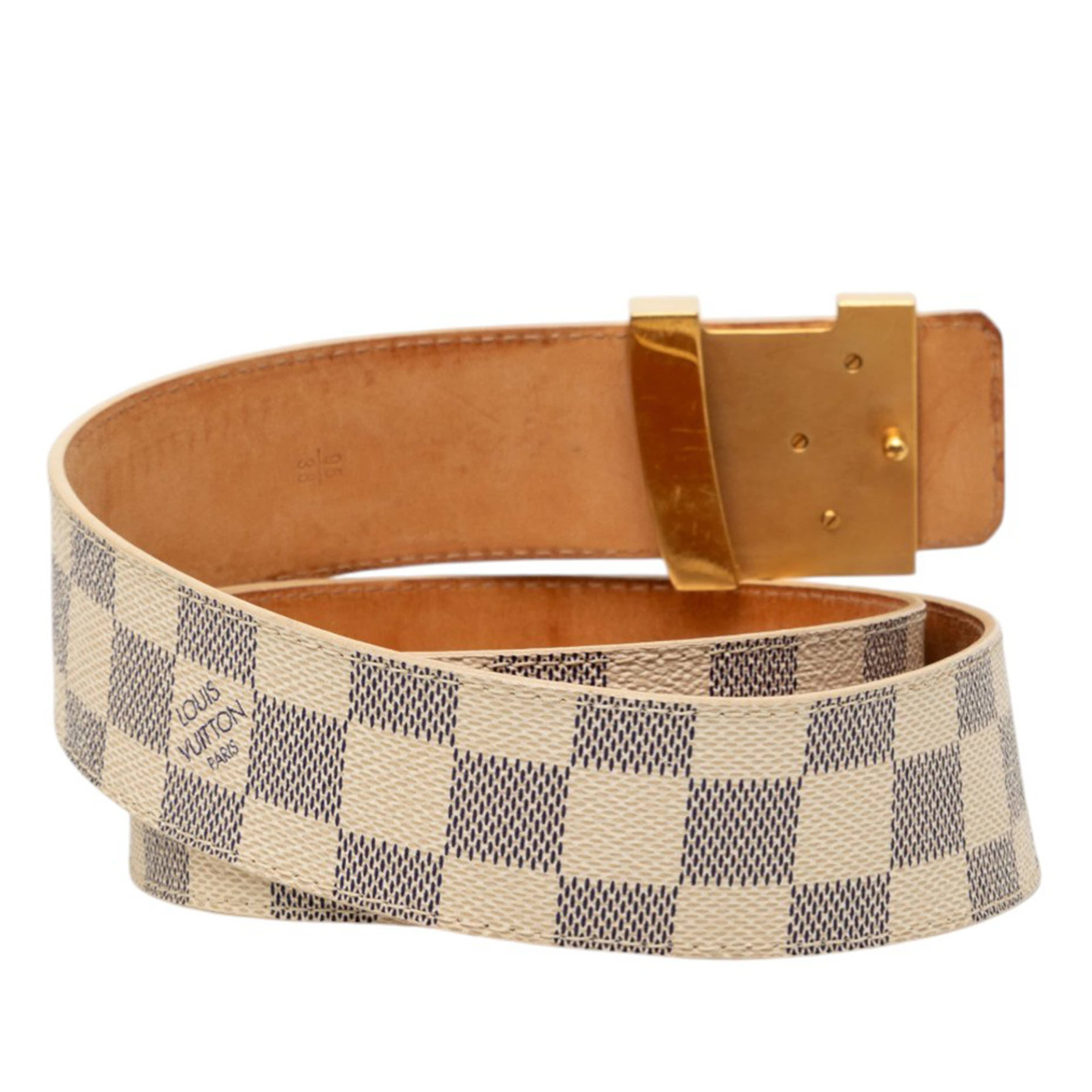 Louis Vuitton Damier Azur Initiales Belt, från Luxclusif, i färgen beige. Klicka för att öppna bilden i stort format