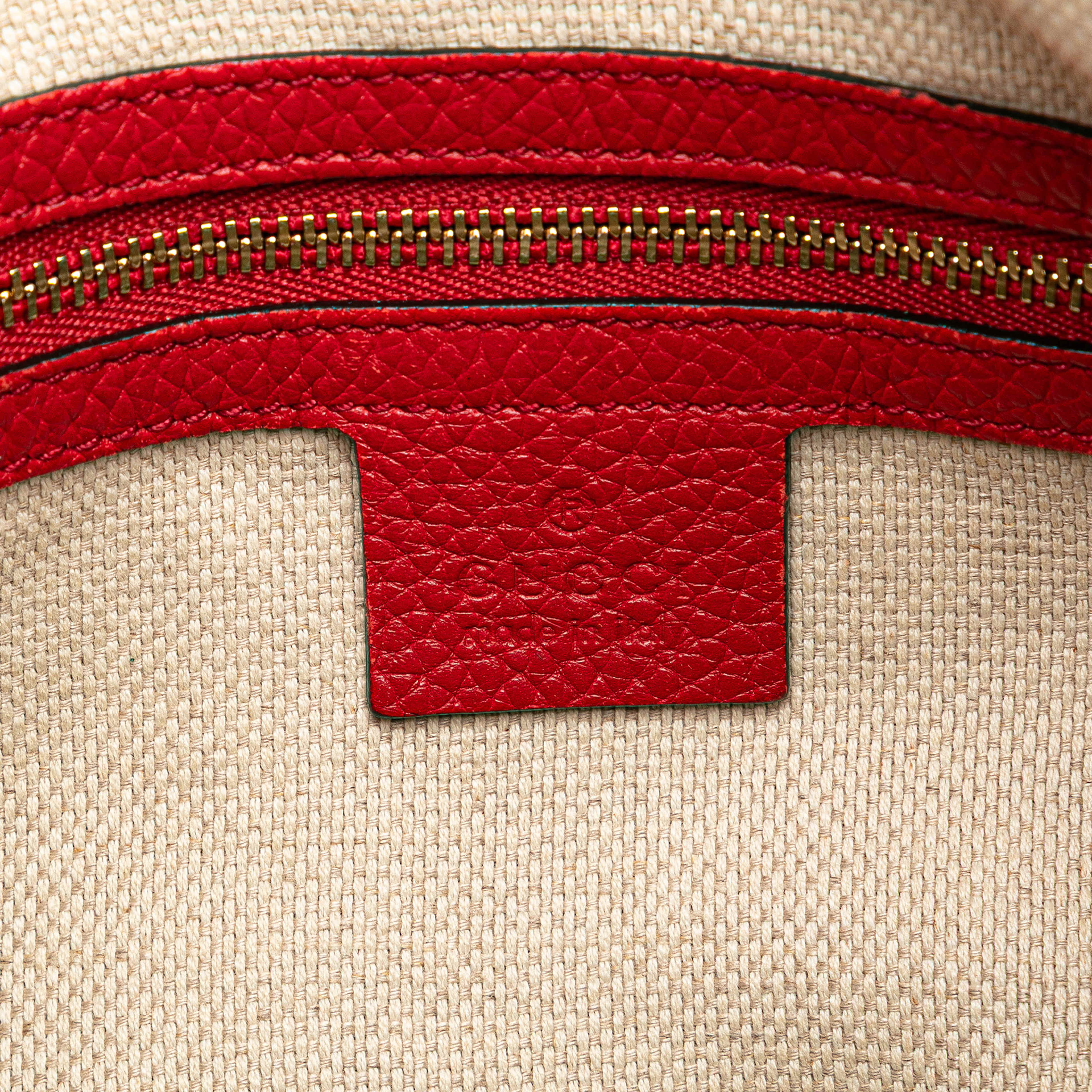 Gucci Large Pebbled Calfskin Soho Convertible Hobo, från Luxclusif, i färgen red. Klicka för att öppna bilden i stort format