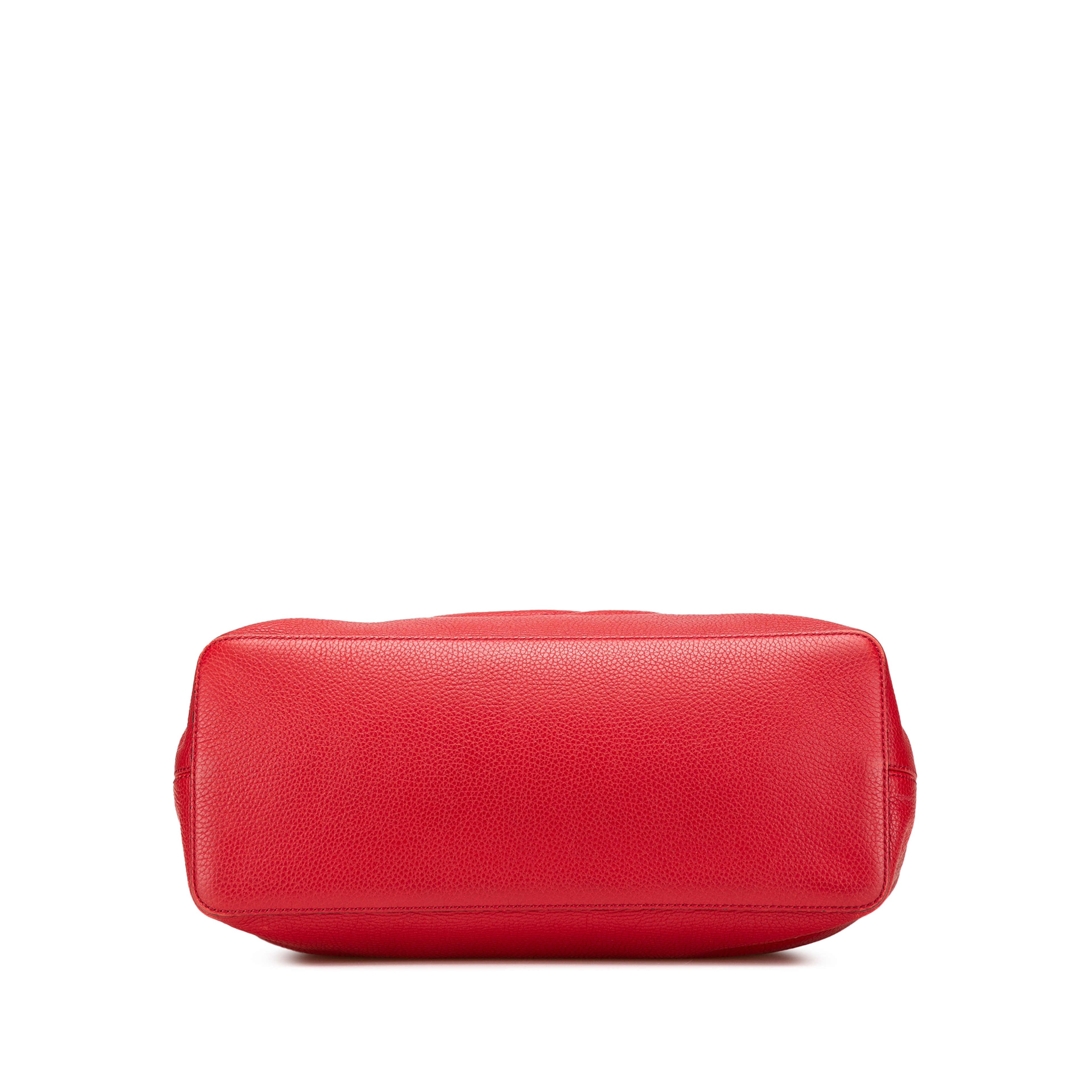 Gucci Large Pebbled Calfskin Soho Convertible Hobo, från Luxclusif, i färgen red. Klicka för att öppna bilden i stort format