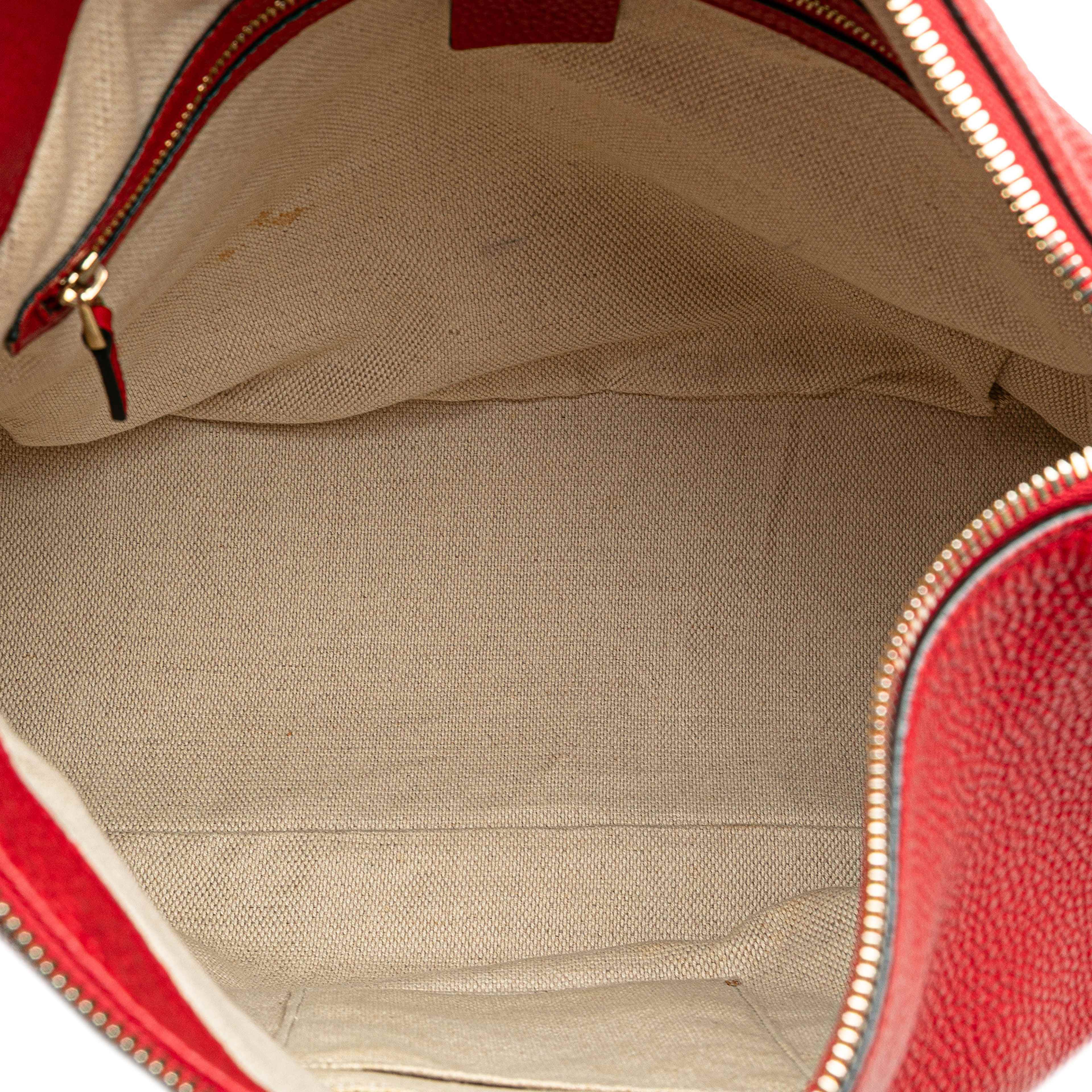 Gucci Large Pebbled Calfskin Soho Convertible Hobo, från Luxclusif, i färgen red. Klicka för att öppna bilden i stort format