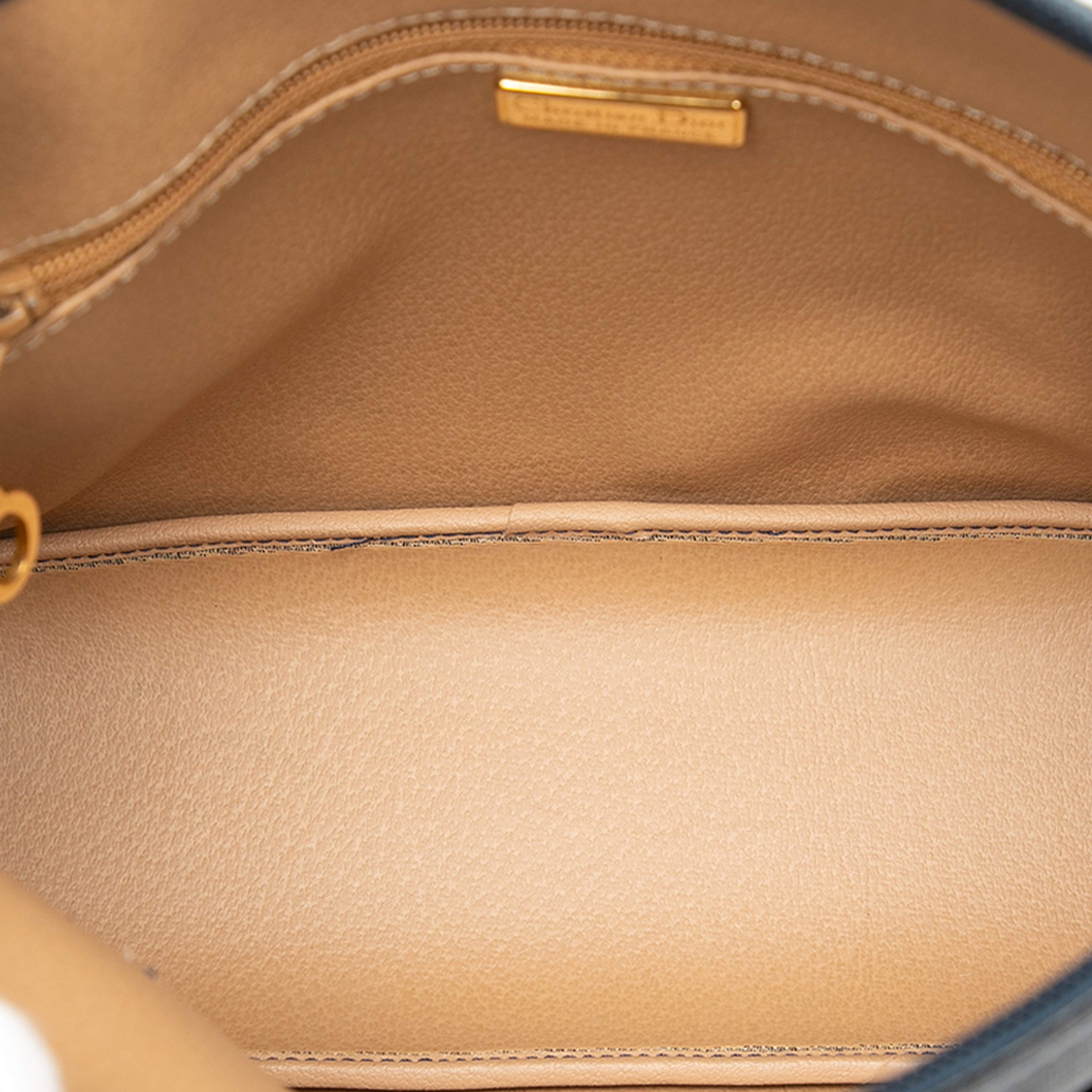 Dior Diorissimo Trotter Coated Canvas Handbag, från Luxclusif, i färgen dark blue. Klicka för att öppna bilden i stort format