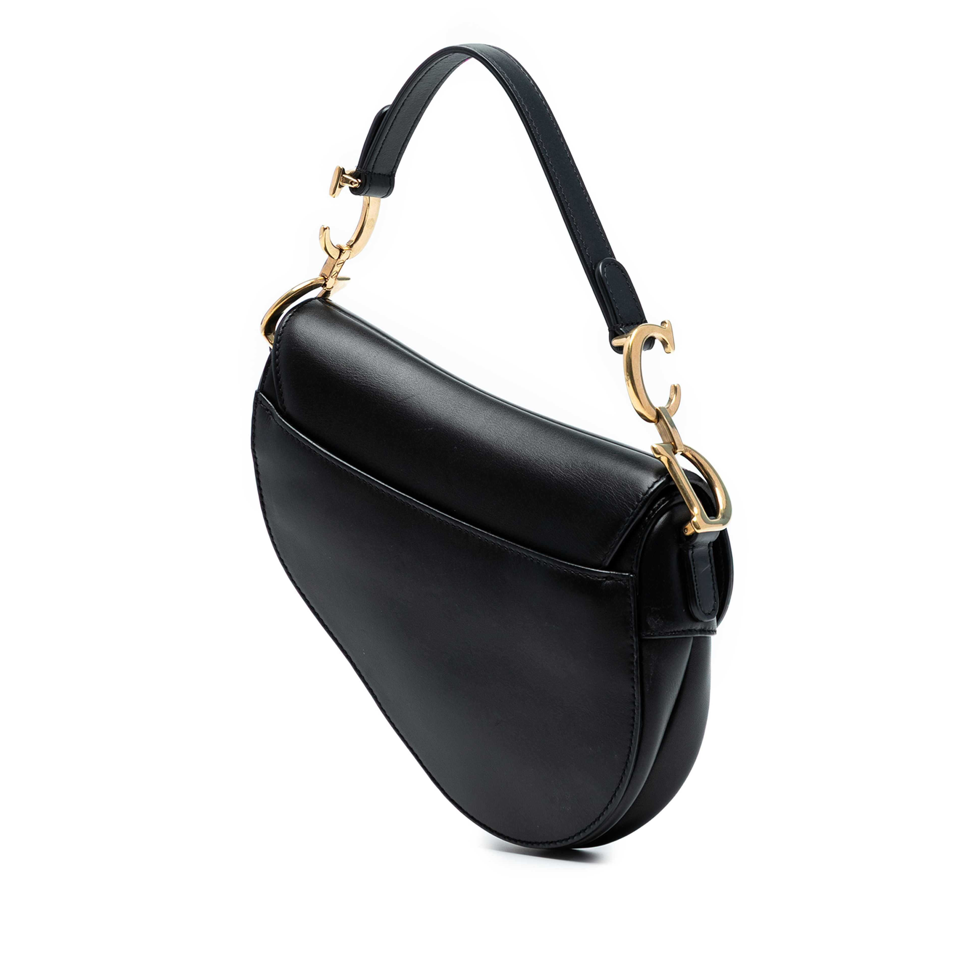Dior Mini Smooth Calfskin Saddle Bag, från Luxclusif, i färgen black. Klicka för att öppna bilden i stort format