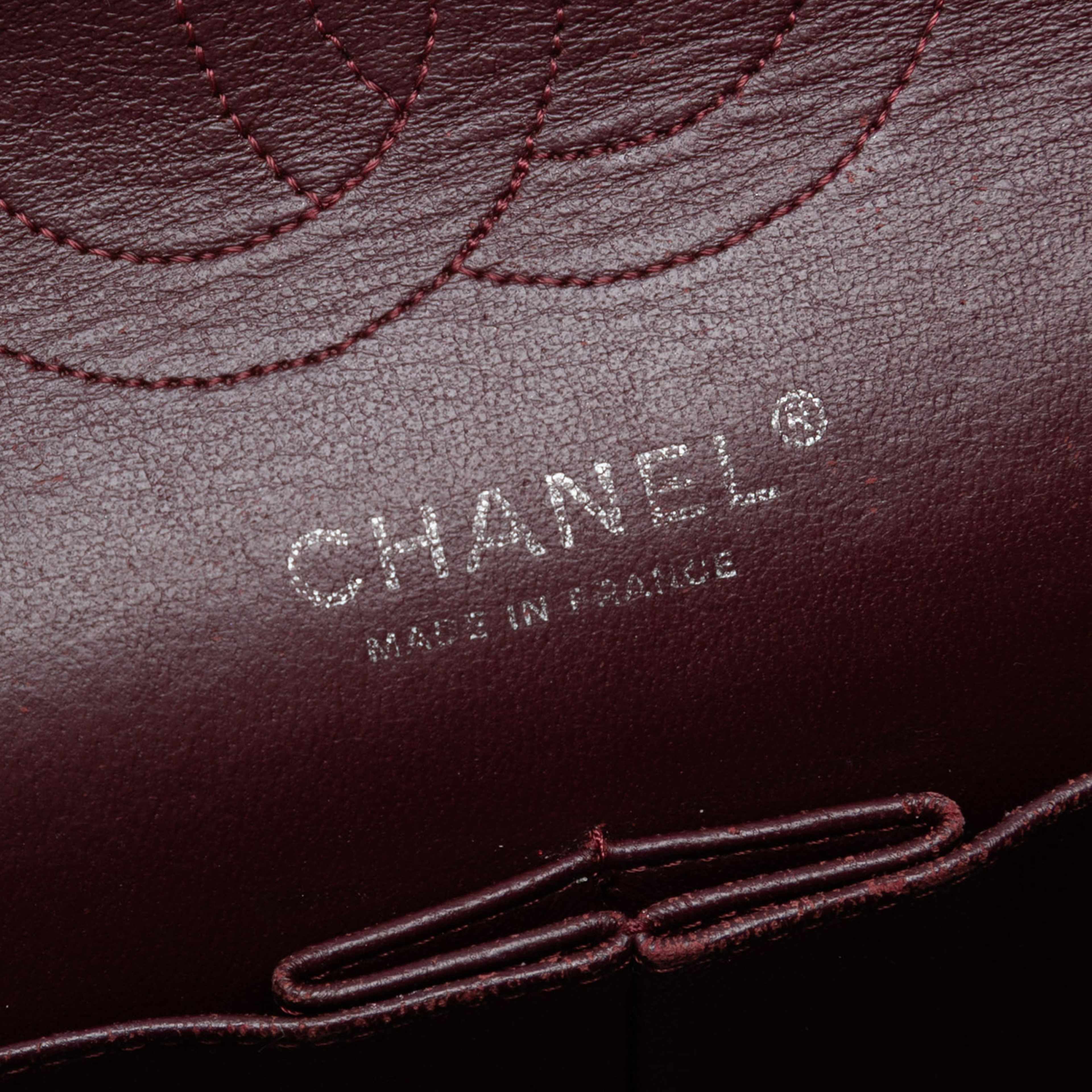 Chanel Medium Classic Crinkled Patent Double Flap, från Luxclusif, i färgen navy. Klicka för att öppna bilden i stort format