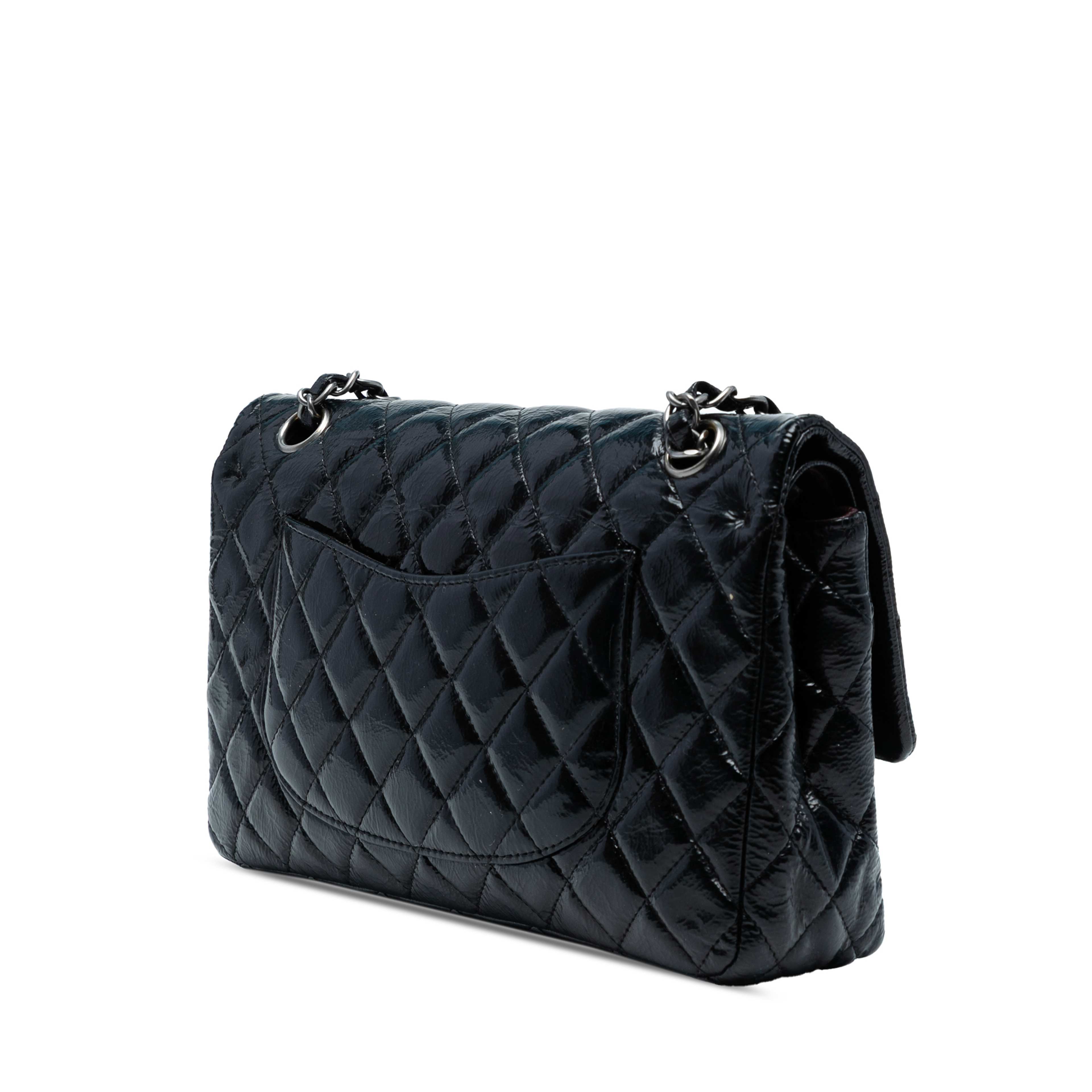 Chanel Medium Classic Crinkled Patent Double Flap, från Luxclusif, i färgen navy. Klicka för att öppna bilden i stort format