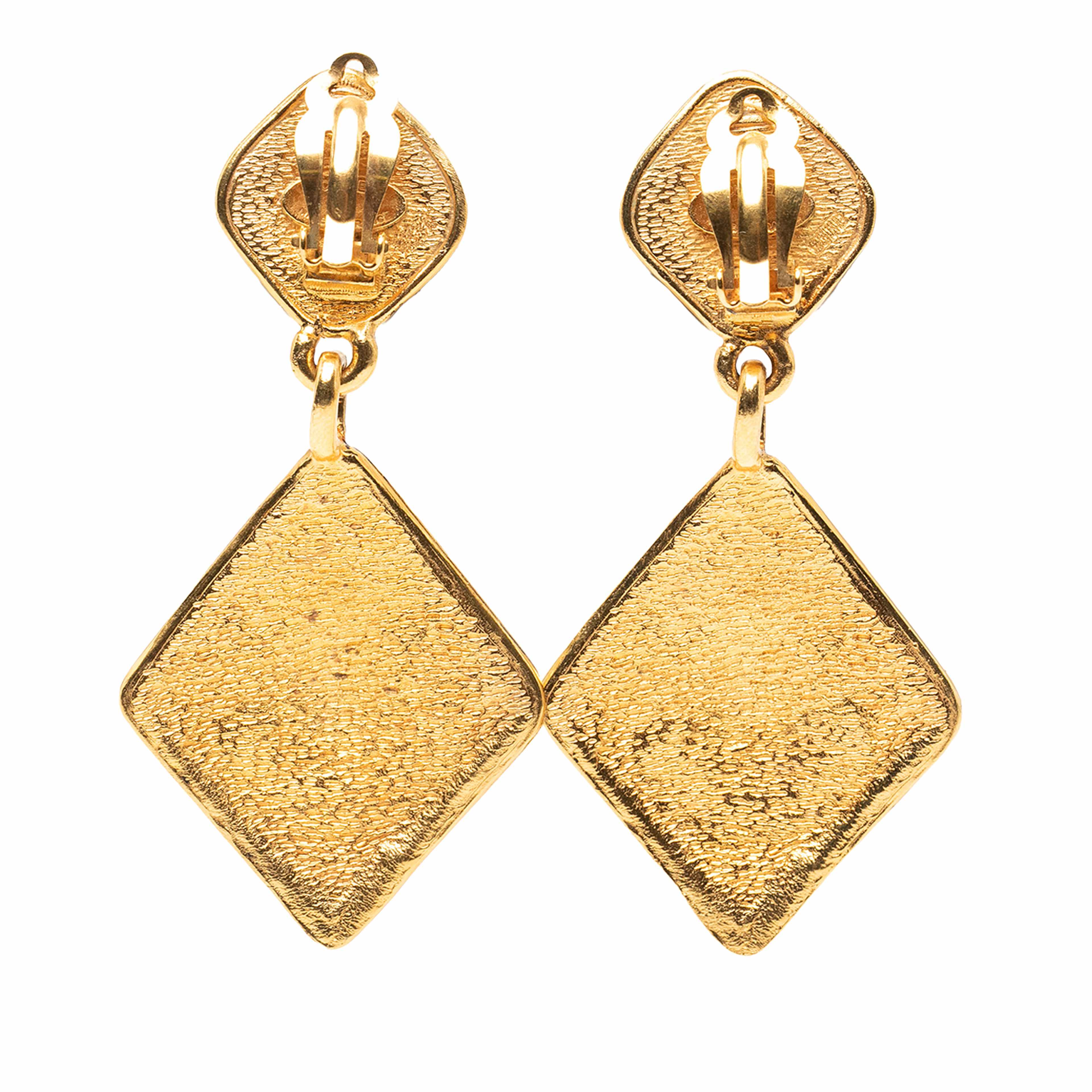 Chanel Cc Gold Plated Diamond Drop Clip On Earrings, från Luxclusif, i färgen gold. Klicka för att öppna bilden i stort format