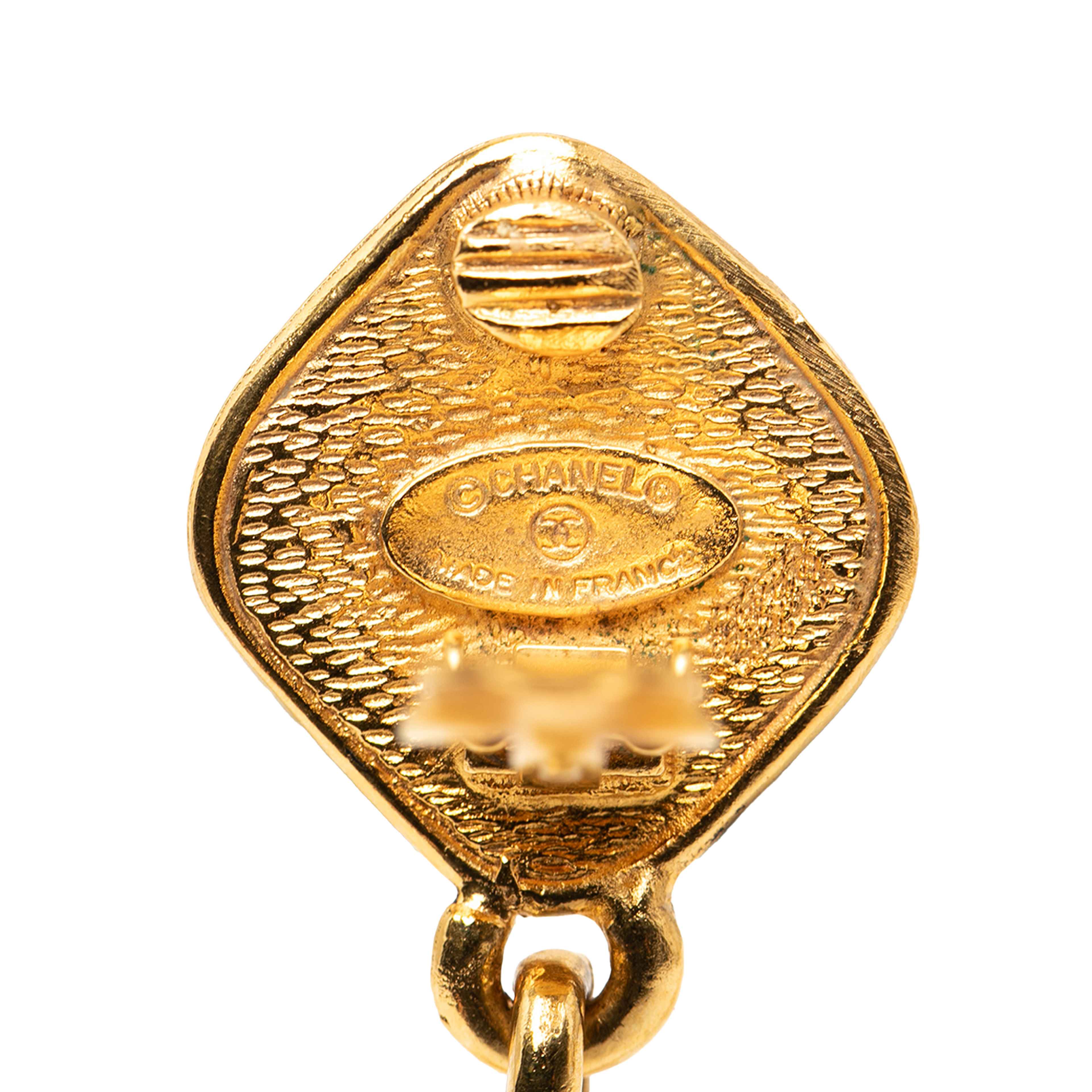 Chanel Cc Gold Plated Diamond Drop Clip On Earrings, från Luxclusif, i färgen gold. Klicka för att öppna bilden i stort format