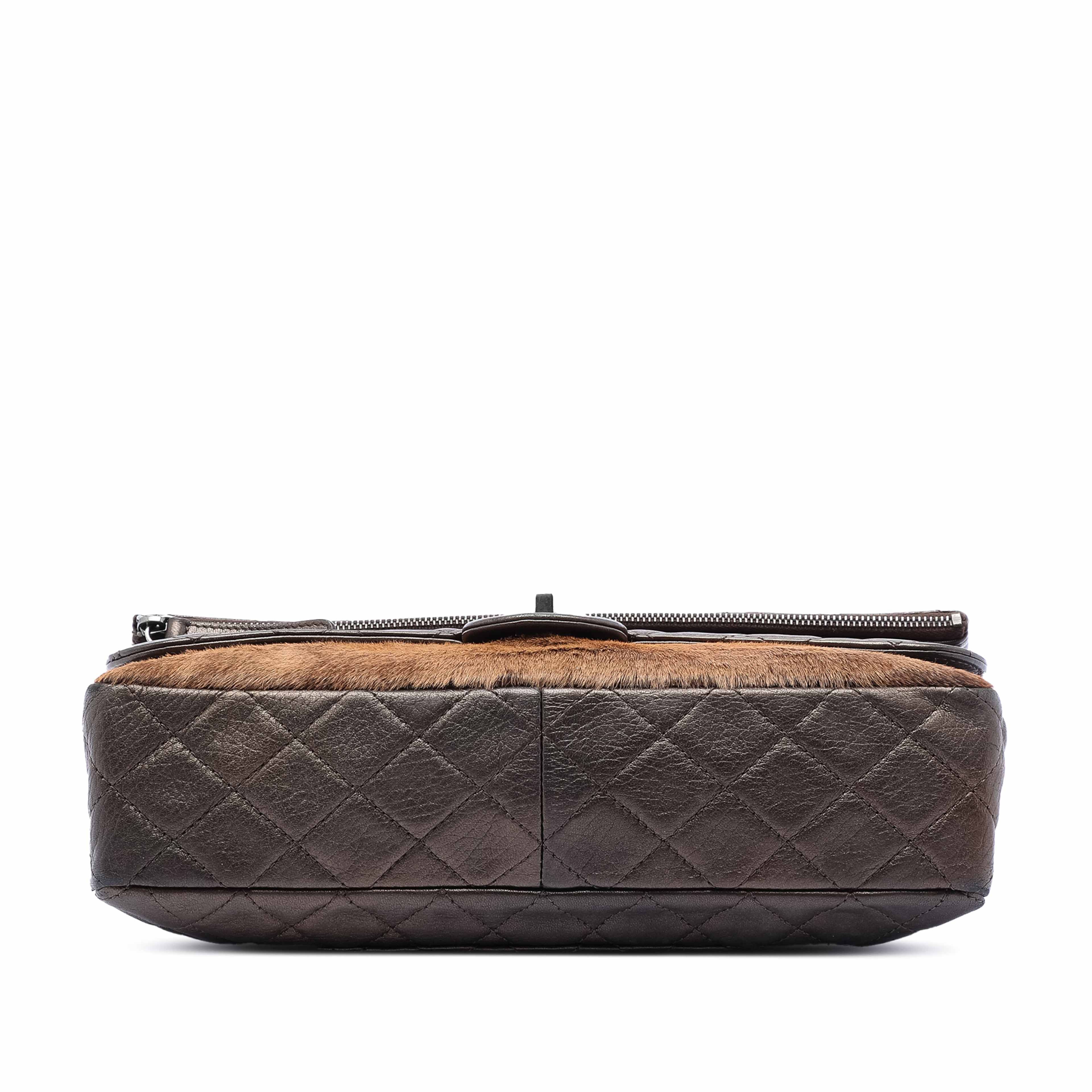 Chanel Paris Salzburg Metallic Lambskin And Pony Hair Zip Multi Flap, från Luxclusif, i färgen bronze. Klicka för att öppna bilden i stort format