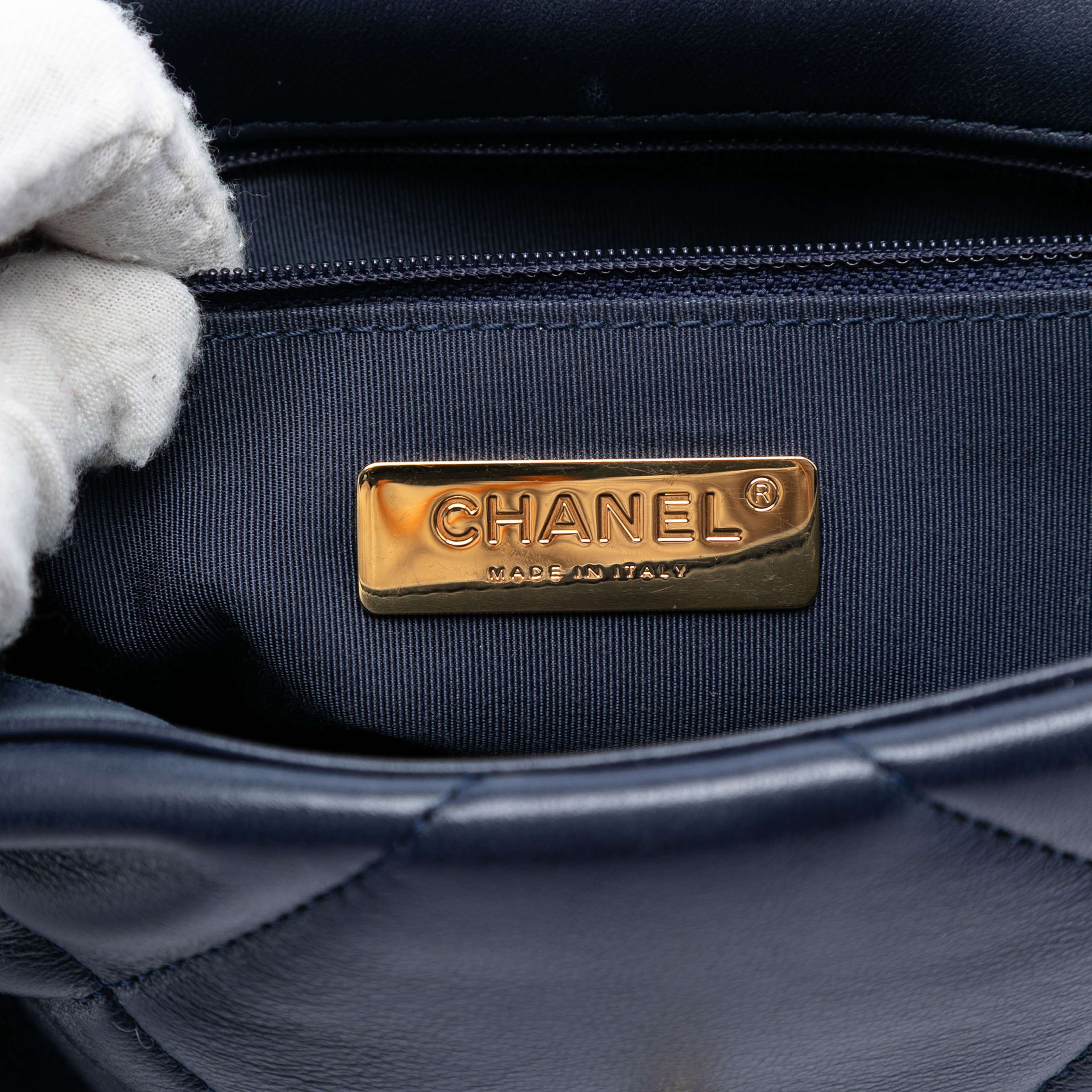 Chanel Medium Lambskin 19 Flap, från Luxclusif, i färgen dark blue. Klicka för att öppna bilden i stort format