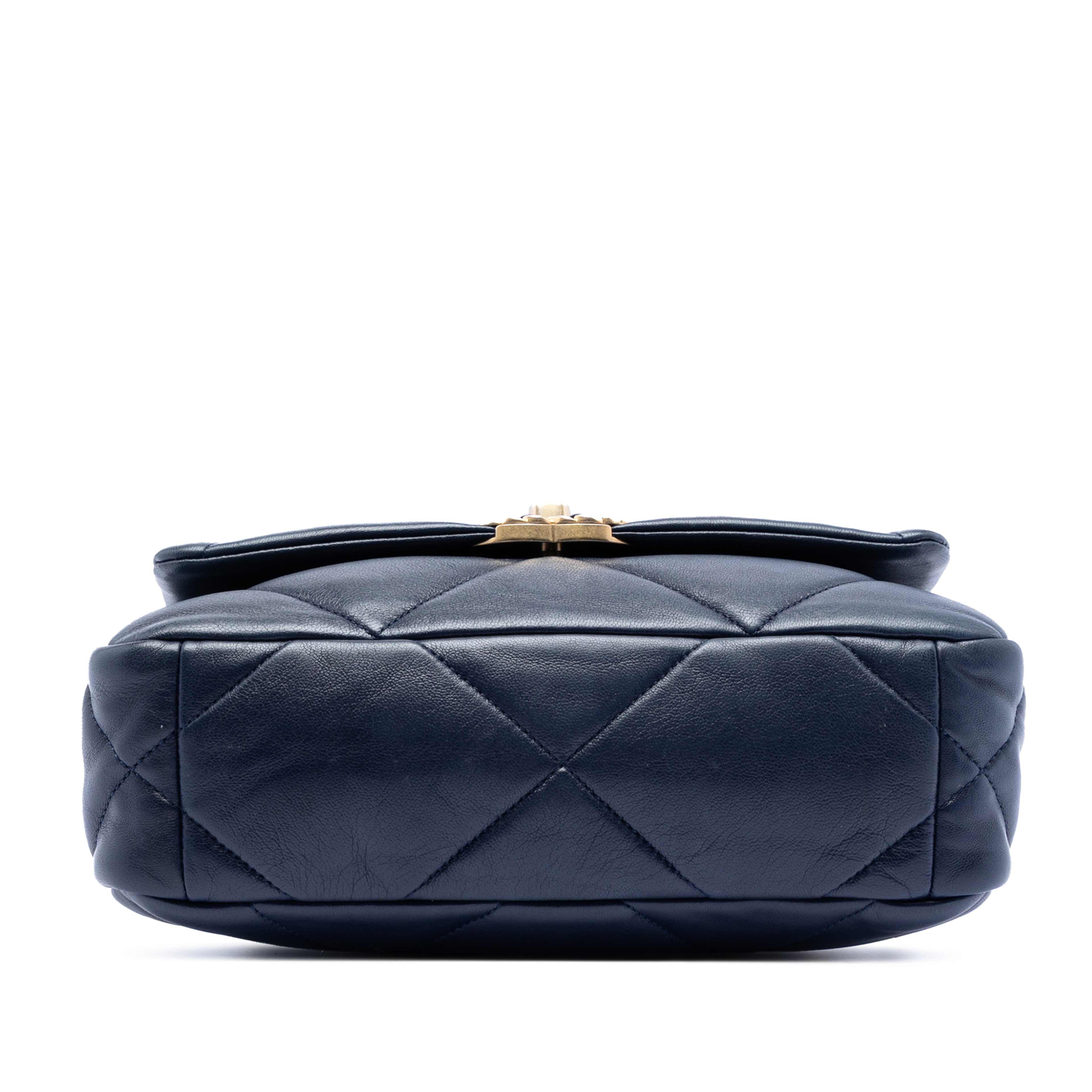 Chanel Medium Lambskin 19 Flap, från Luxclusif, i färgen dark blue. Klicka för att öppna bilden i stort format