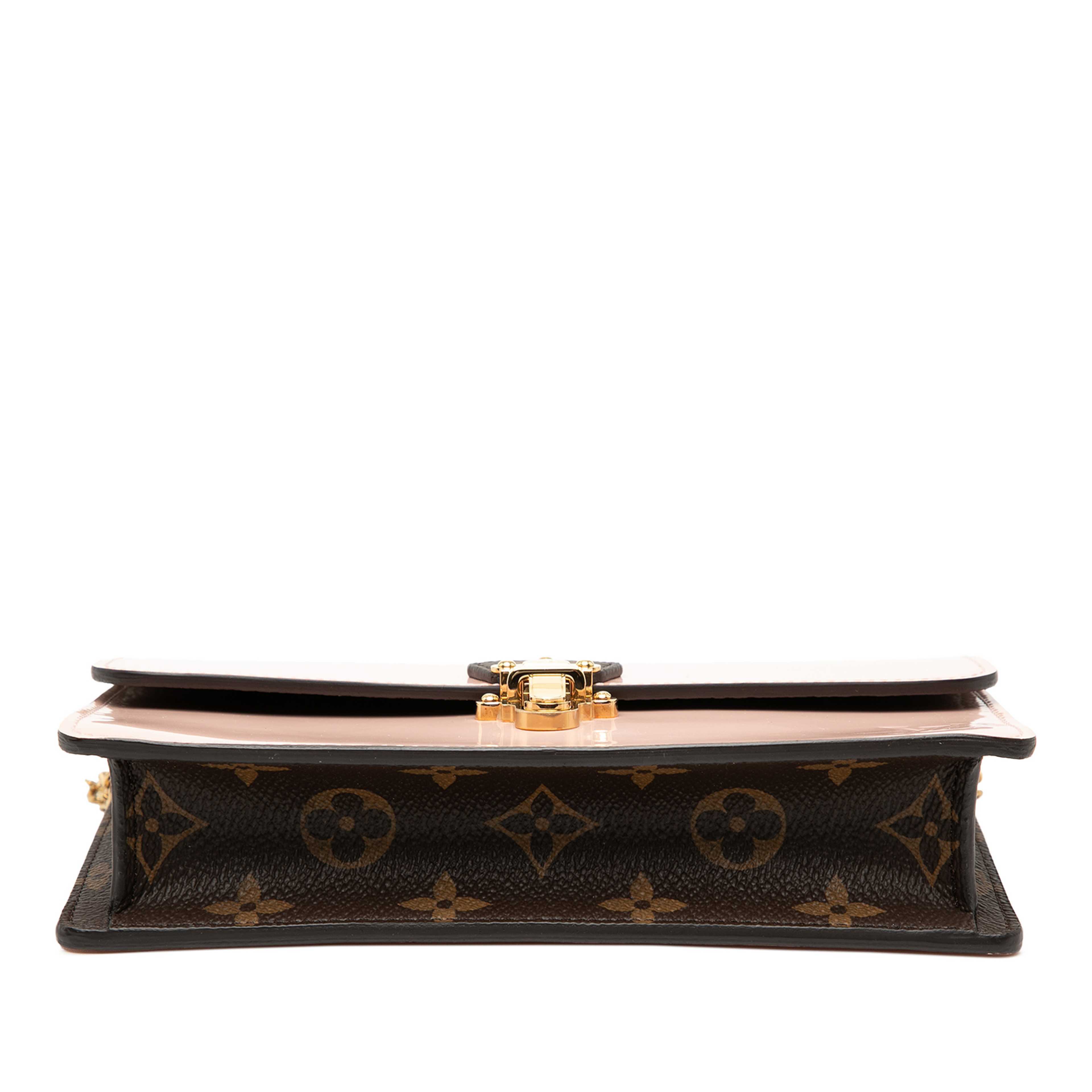 Louis Vuitton Portefeuille Cherrywood Wallet On Chain, från Luxclusif, i färgen light pink. Klicka för att öppna bilden i stort format