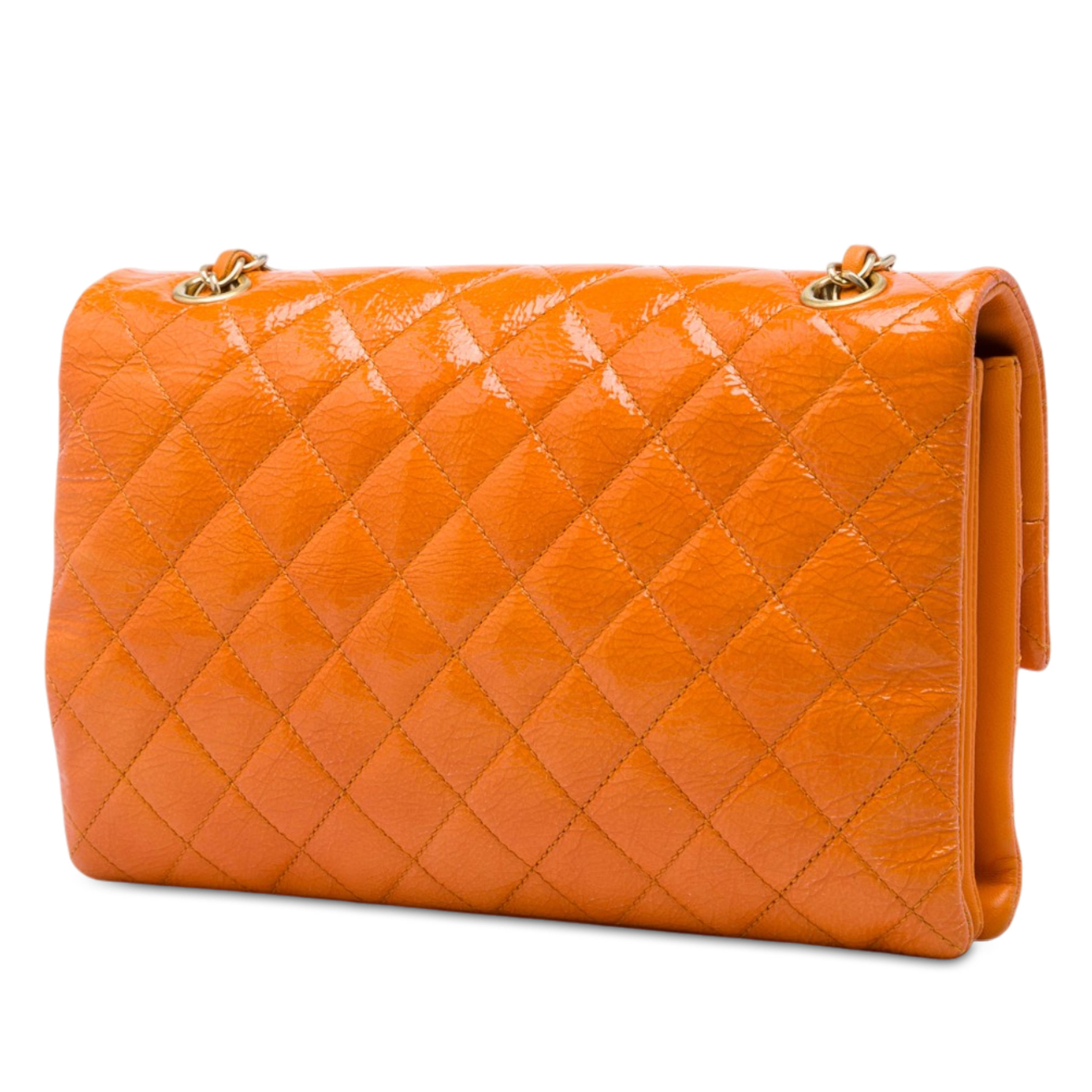 Chanel Medium Quilted Crinkled Patent Pagoda Accordion Flap, från Luxclusif, i färgen orange. Klicka för att öppna bilden i stort format