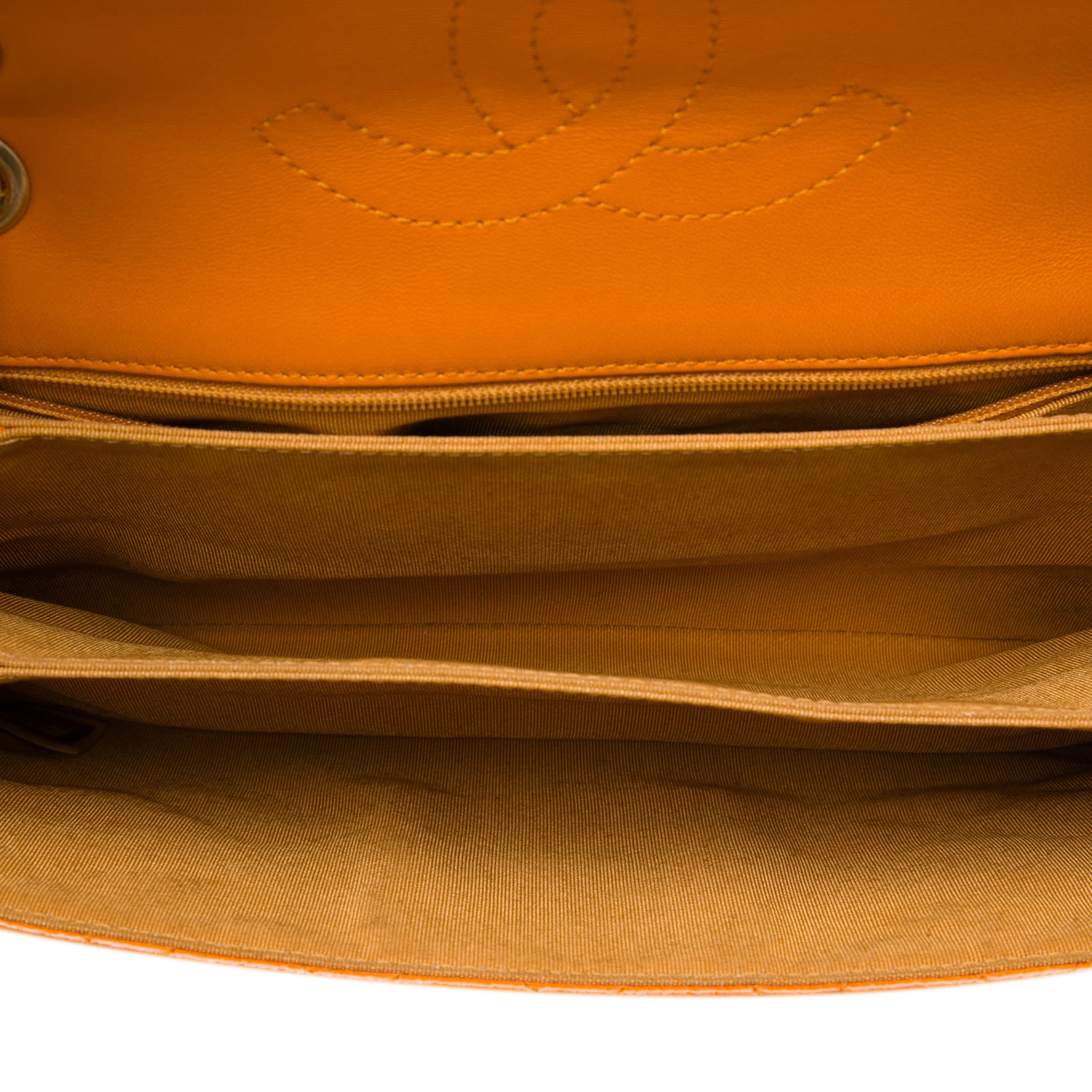 Chanel Medium Quilted Crinkled Patent Pagoda Accordion Flap, från Luxclusif, i färgen orange. Klicka för att öppna bilden i stort format