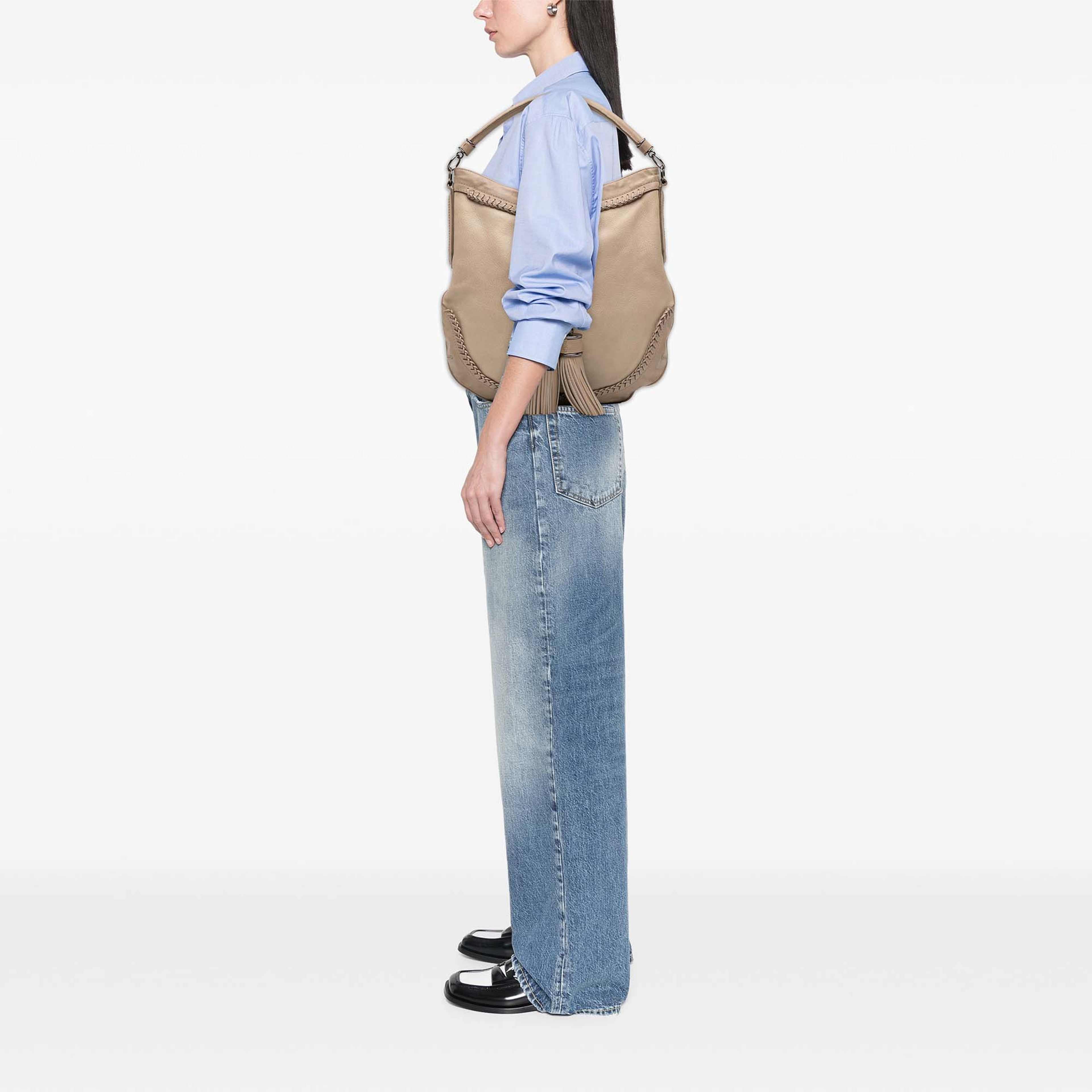 Burberry Leather Tassel Hobo Bag, från Luxclusif, i färgen beige. Klicka för att öppna bilden i stort format
