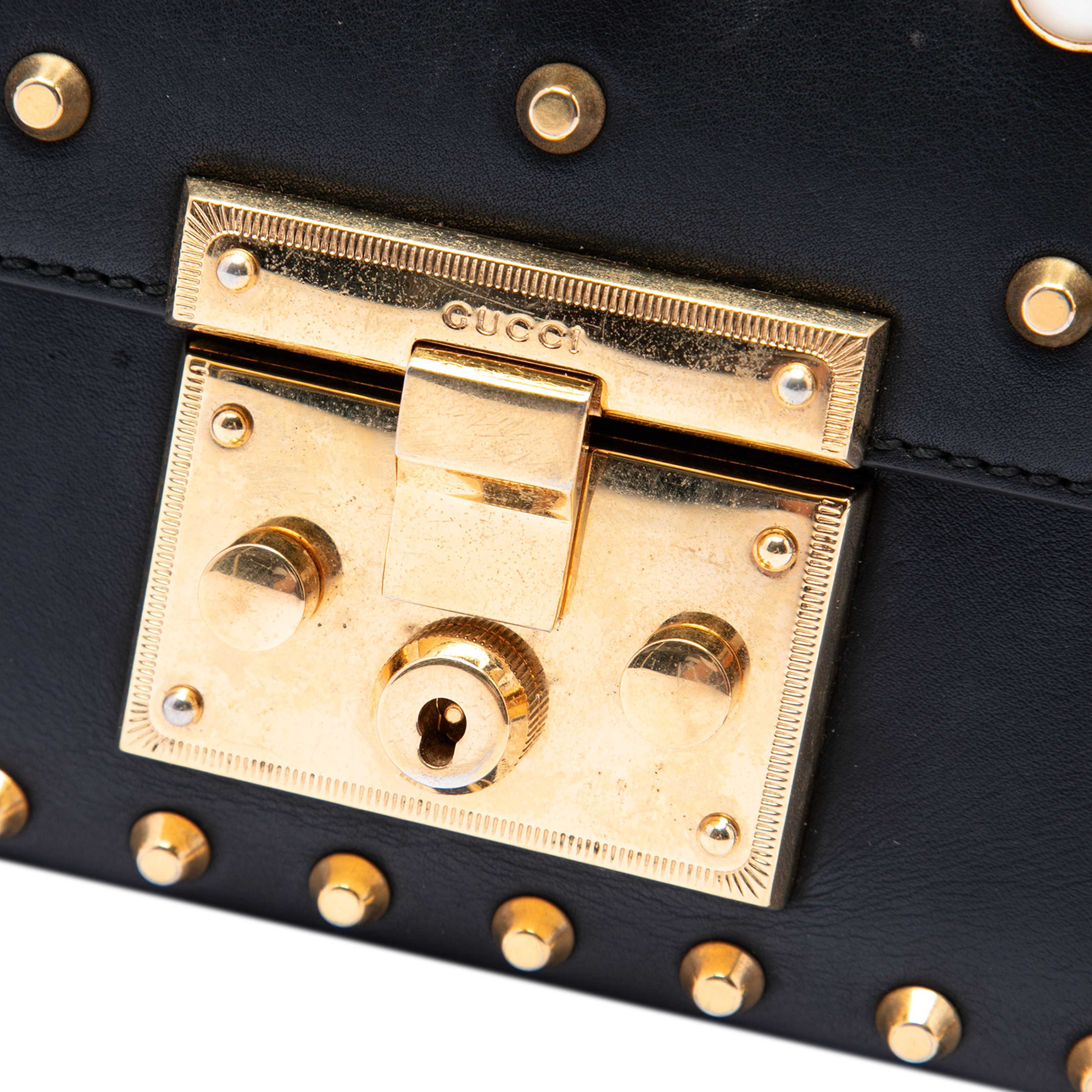 Gucci Small Pearl Studded Leather Padlock Crossbody, från Luxclusif, i färgen svart. Klicka för att öppna bilden i stort format