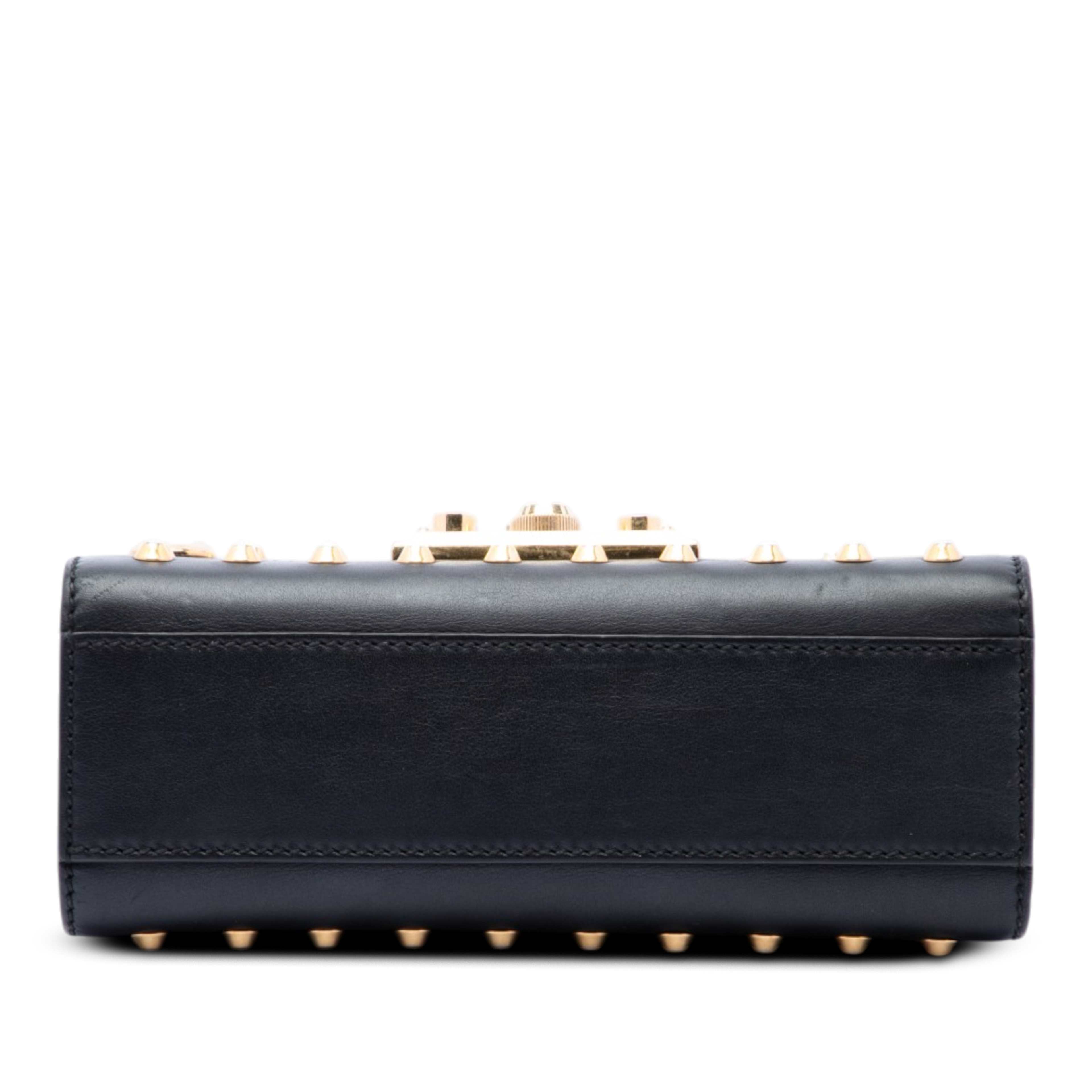 Gucci Small Pearl Studded Leather Padlock Crossbody, från Luxclusif, i färgen svart. Klicka för att öppna bilden i stort format