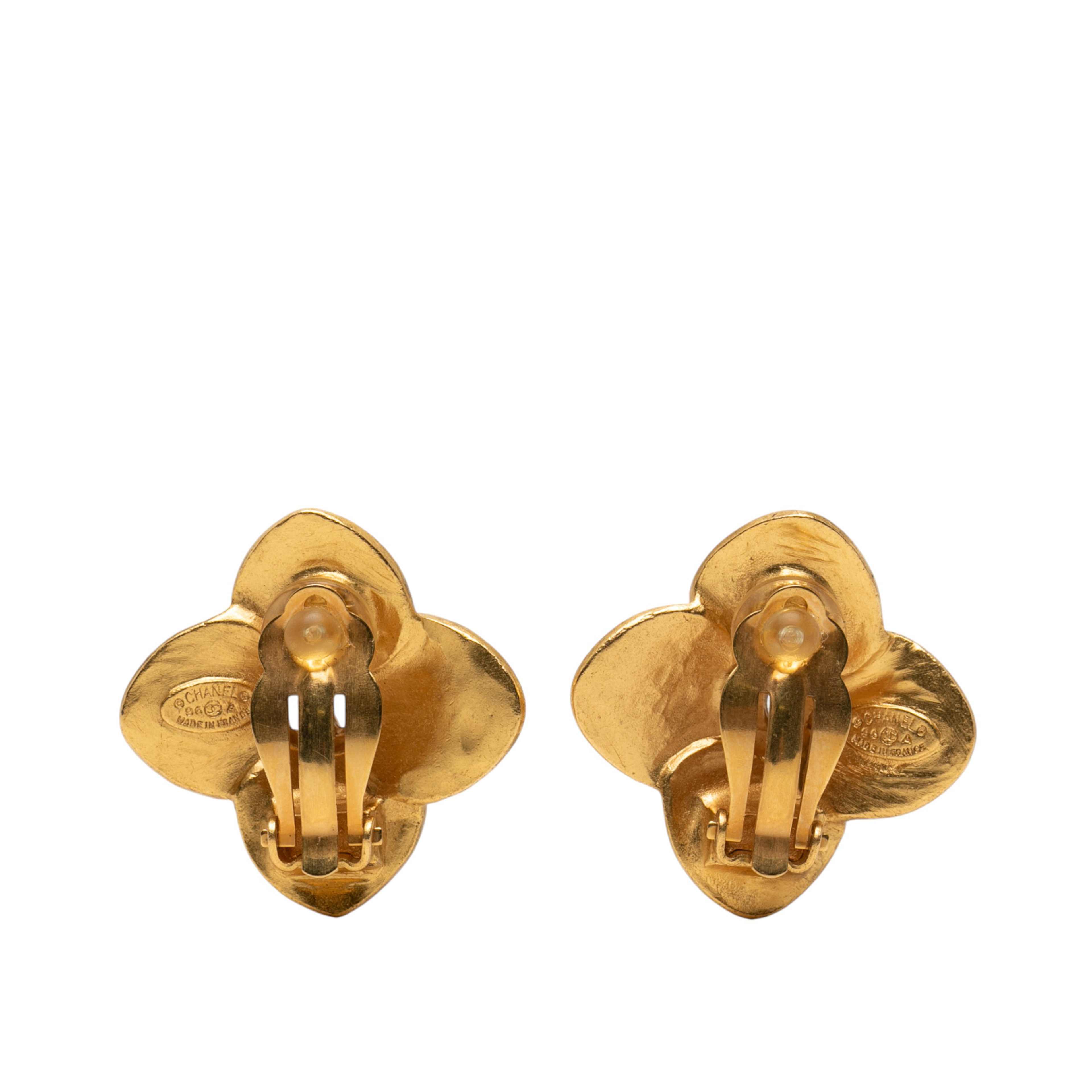 Chanel Cc Gold Plated Clover Clip On Earrings, från Luxclusif, i färgen gold. Klicka för att öppna bilden i stort format