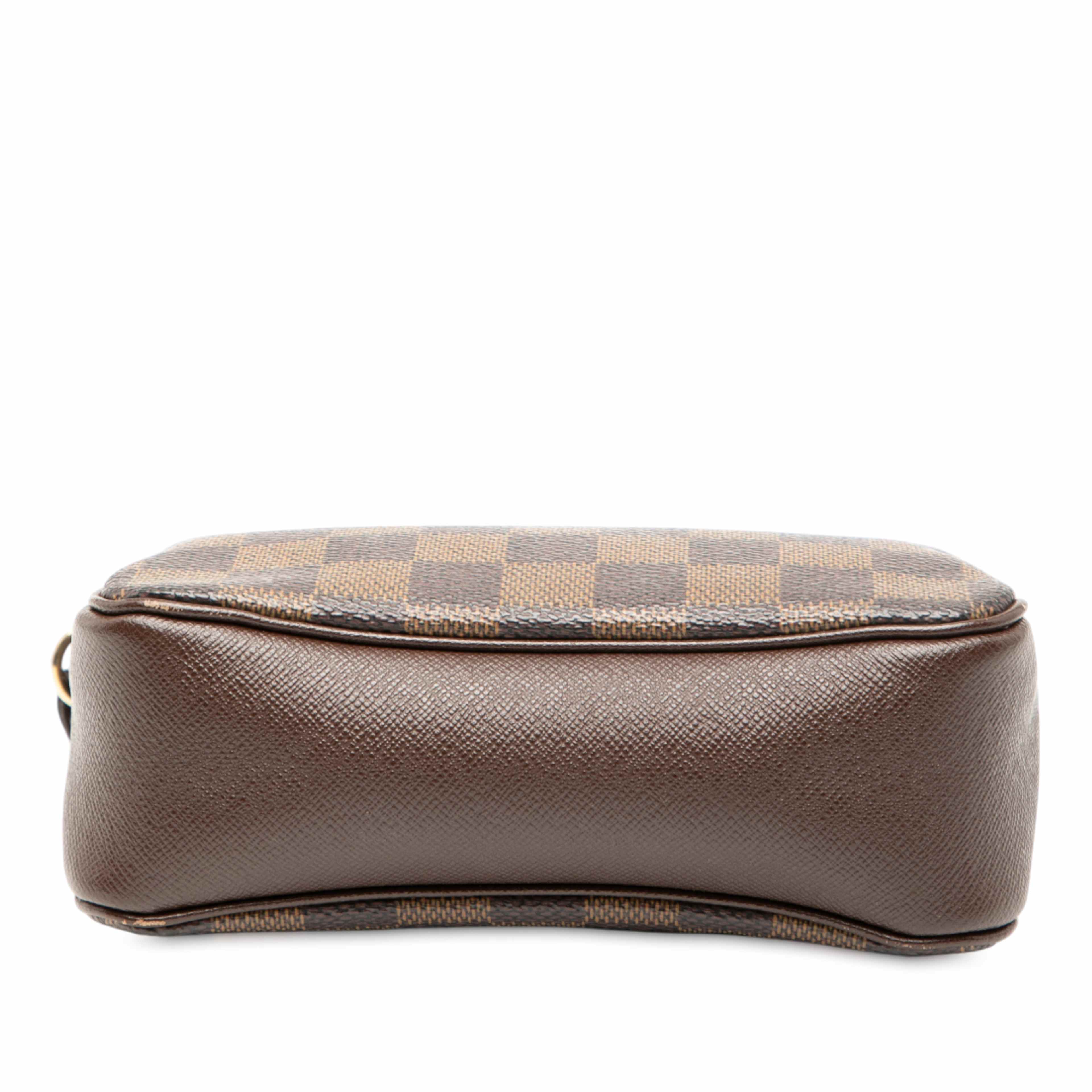 Louis Vuitton Damier Ebene Trousse Pochette, från Luxclusif, i färgen brown. Klicka för att öppna bilden i stort format