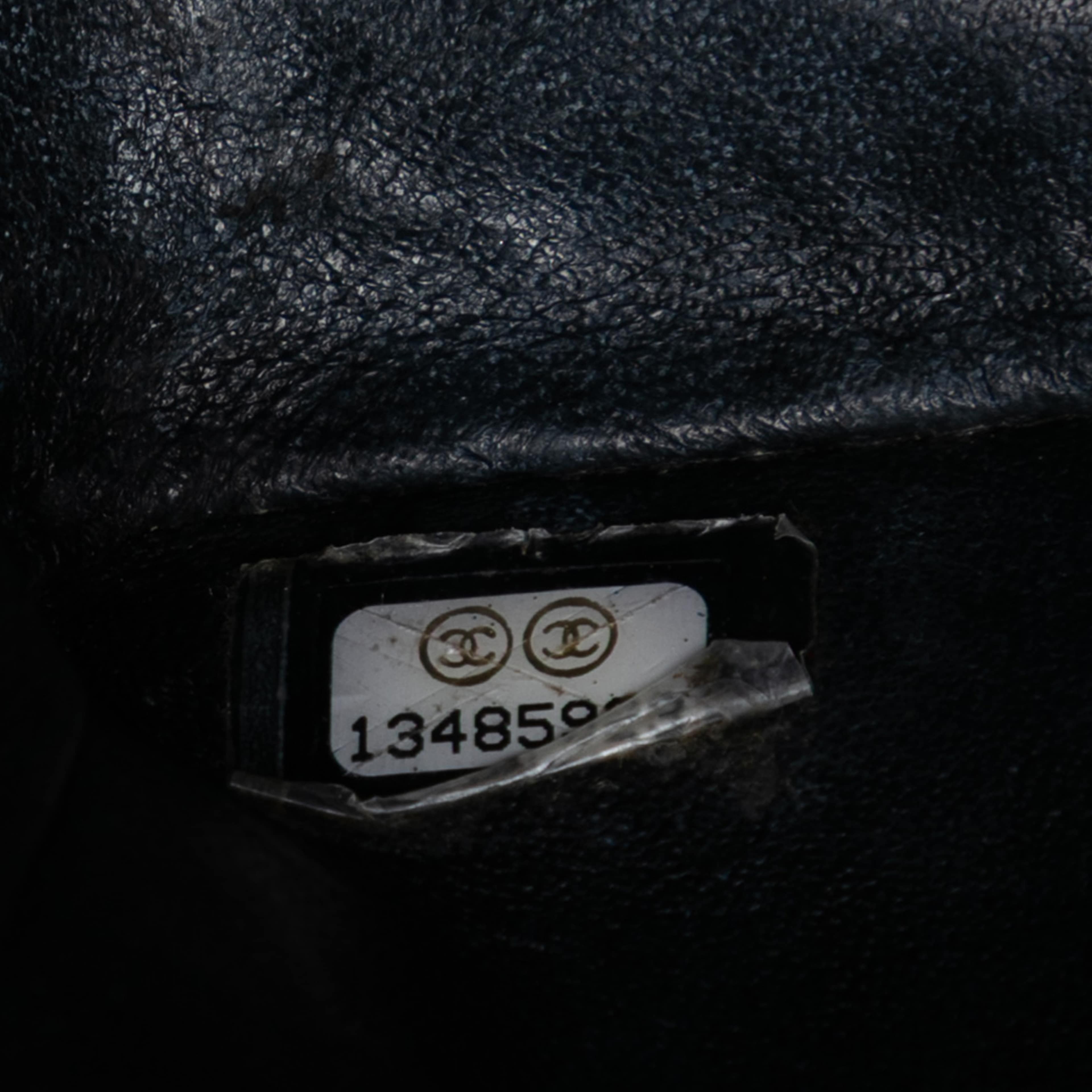 Chanel Medium Classic Caviar Double Flap, från Luxclusif, i färgen black. Klicka för att öppna bilden i stort format