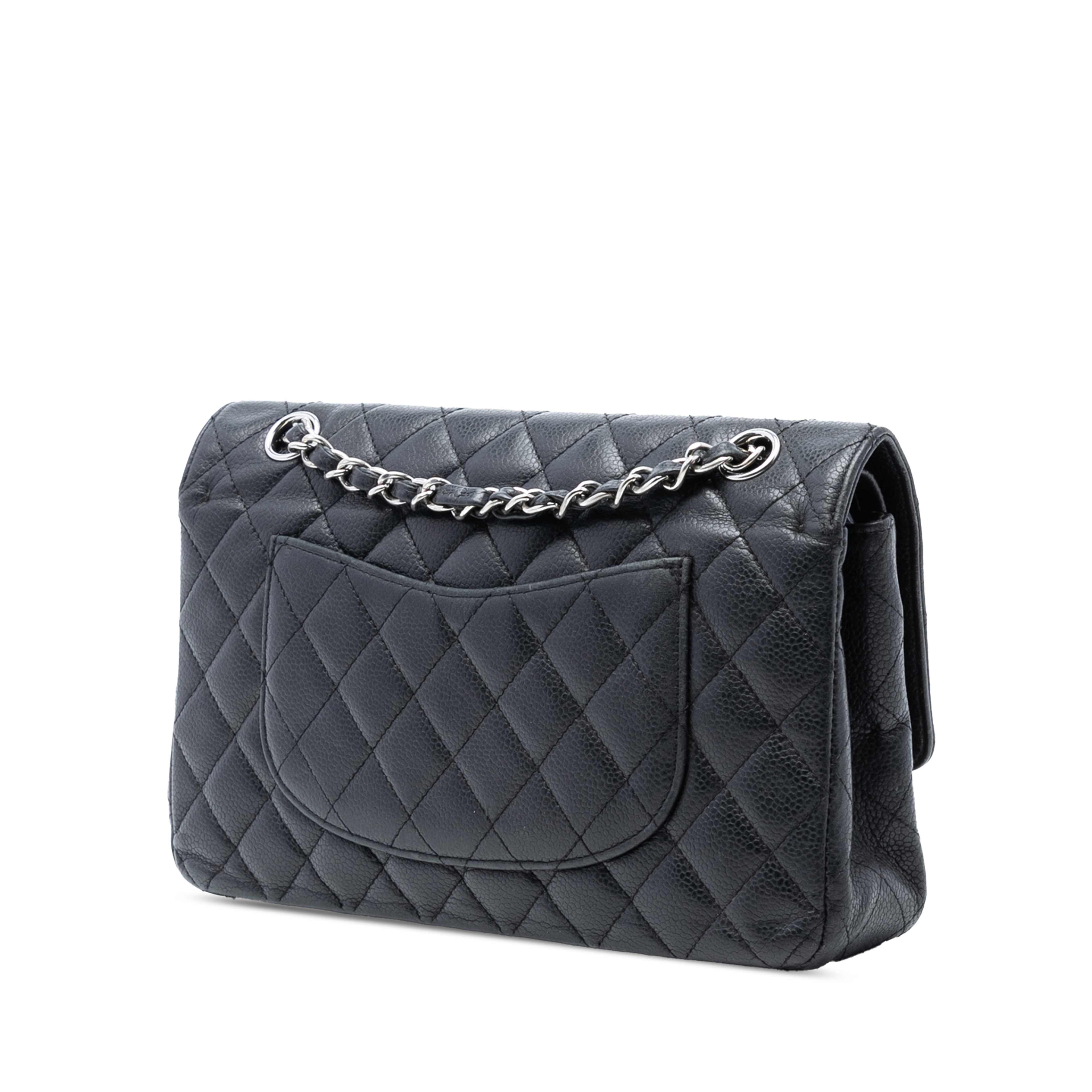 Chanel Medium Classic Caviar Double Flap, från Luxclusif, i färgen black. Klicka för att öppna bilden i stort format