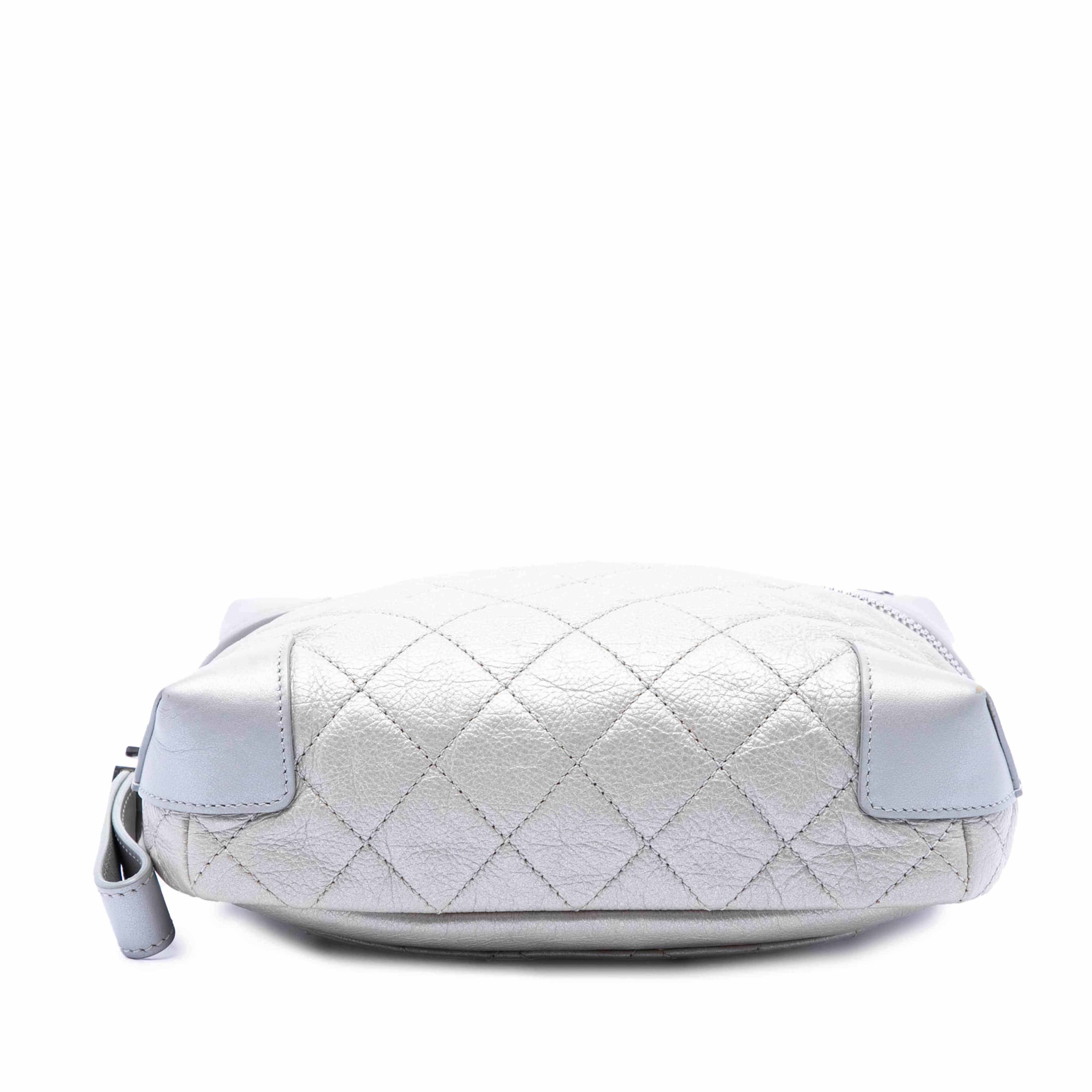 Chanel Cc Quilted Metallic Calfskin Street Allure Camera Bag, från Luxclusif, i färgen silver. Klicka för att öppna bilden i stort format